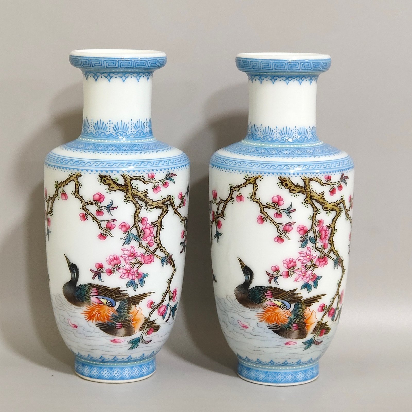 Qing Dynasty Yongzheng enamel enamel vase with mandarin ducks and poems with emerald edges