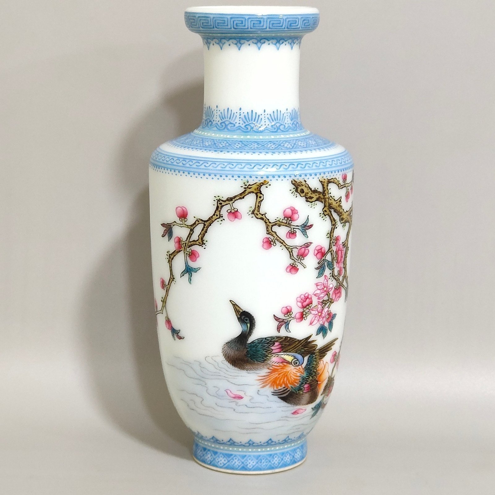 Qing Dynasty Yongzheng enamel enamel vase with mandarin ducks and poems with emerald edges