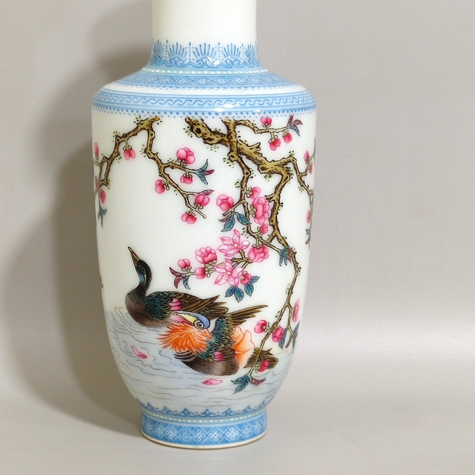 Qing Dynasty Yongzheng enamel enamel vase with mandarin ducks and poems with emerald edges