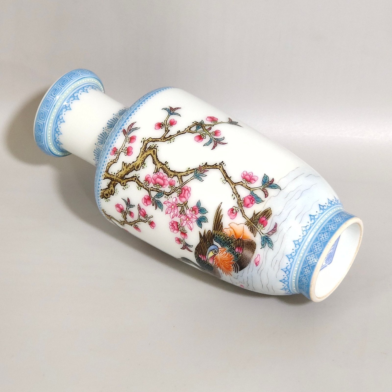 Qing Dynasty Yongzheng enamel enamel vase with mandarin ducks and poems with emerald edges
