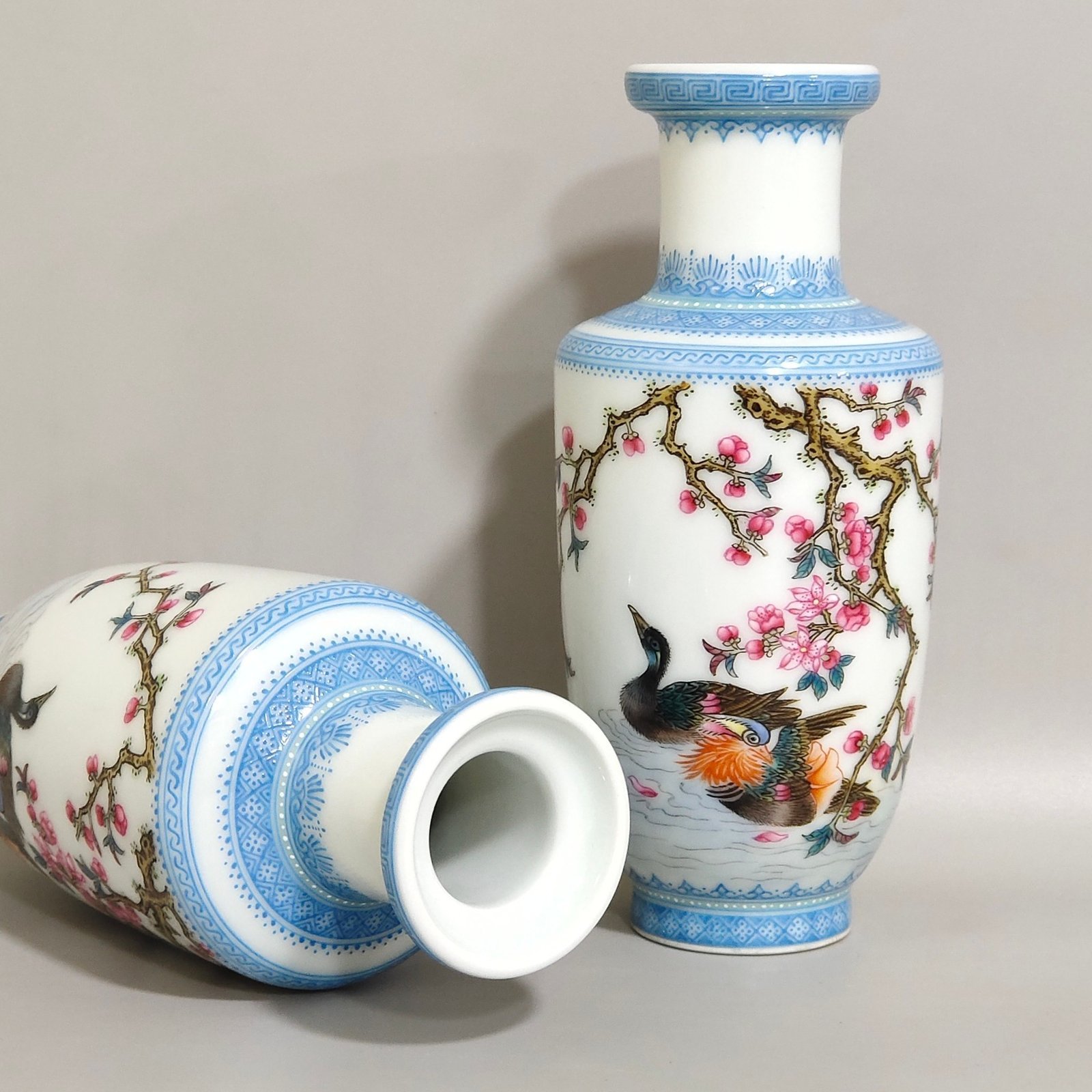 Qing Dynasty Yongzheng enamel enamel vase with mandarin ducks and poems with emerald edges