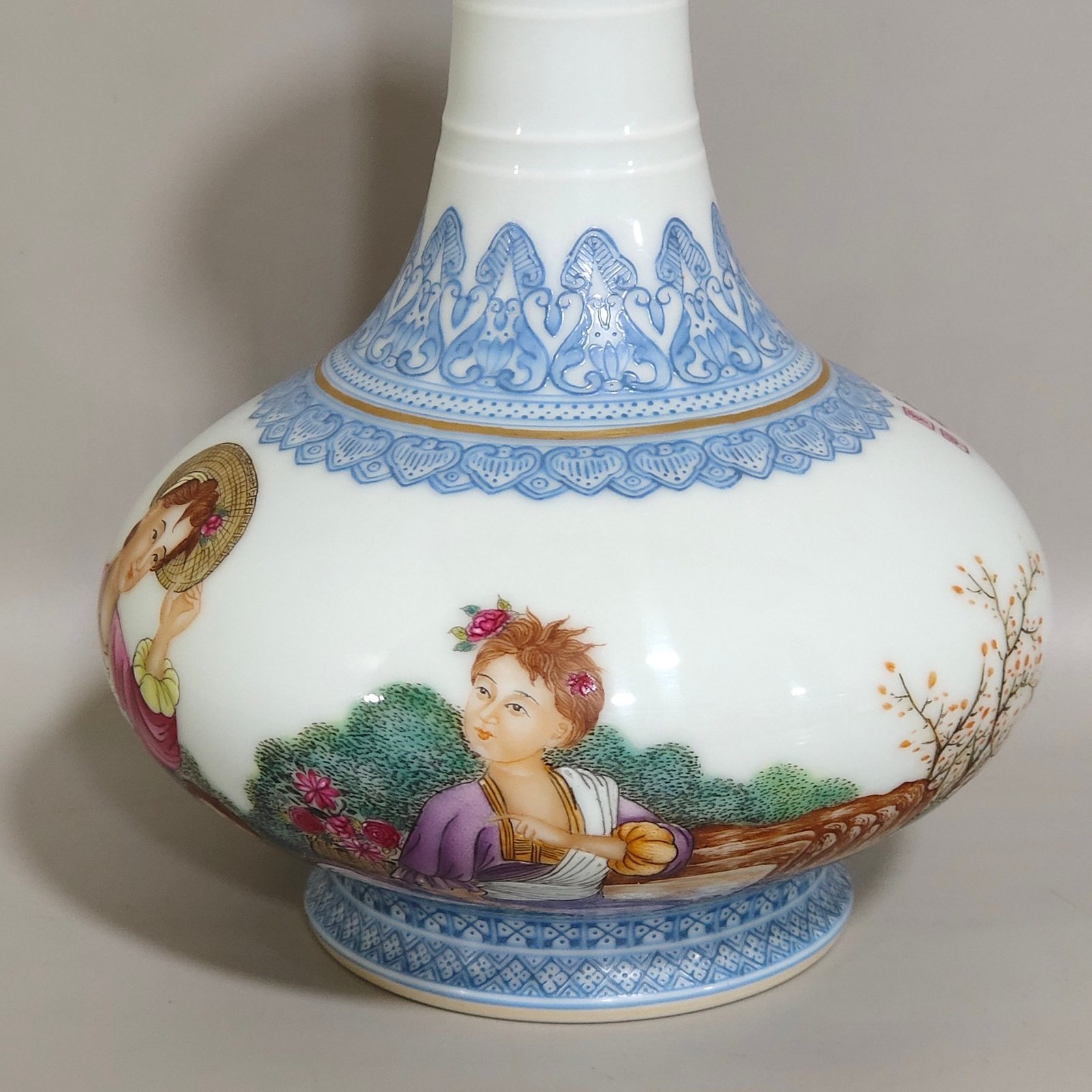 Qing Dynasty Yongzheng enamel Western figure flat-belly vase
