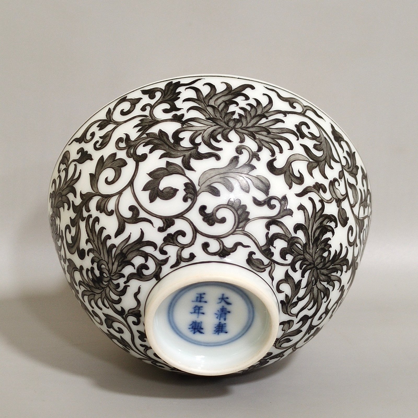 Qing Dynasty Yongzheng enamel color ocher and ink tea round with branches and chrysanthemum