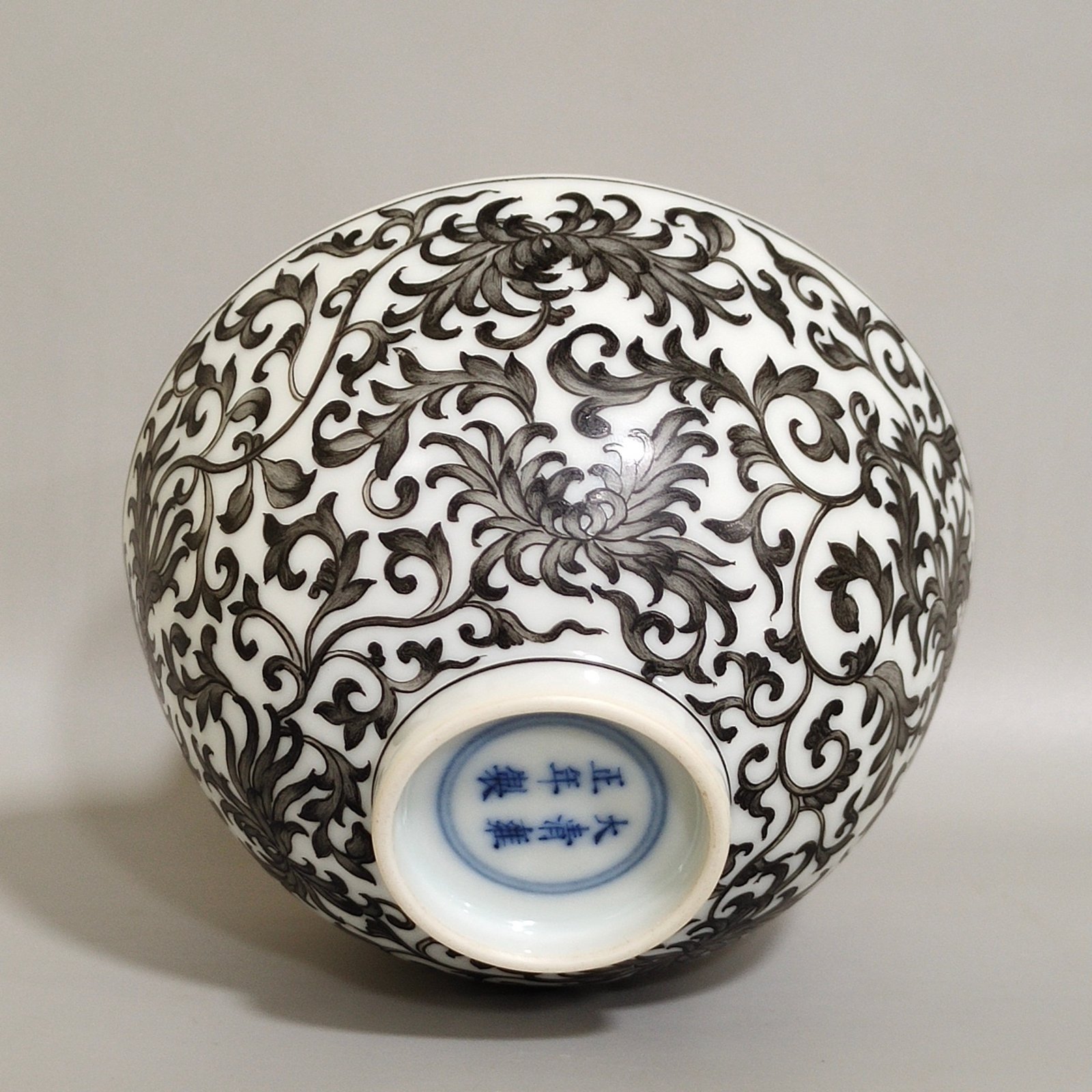 Qing Dynasty Yongzheng enamel color ocher and ink tea round with branches and chrysanthemum