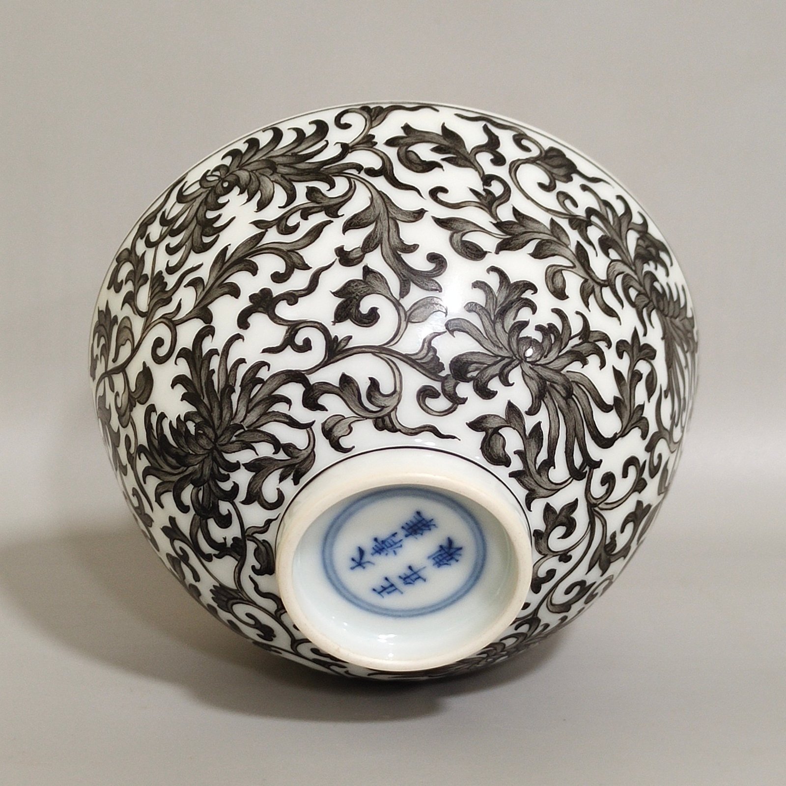 Qing Dynasty Yongzheng enamel color ocher and ink tea round with branches and chrysanthemum