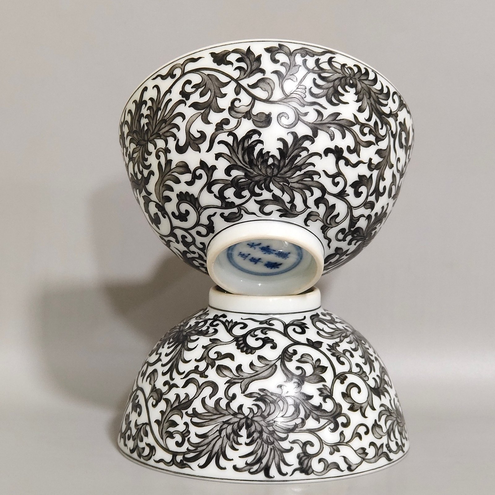 Qing Dynasty Yongzheng enamel color ocher and ink tea round with branches and chrysanthemum