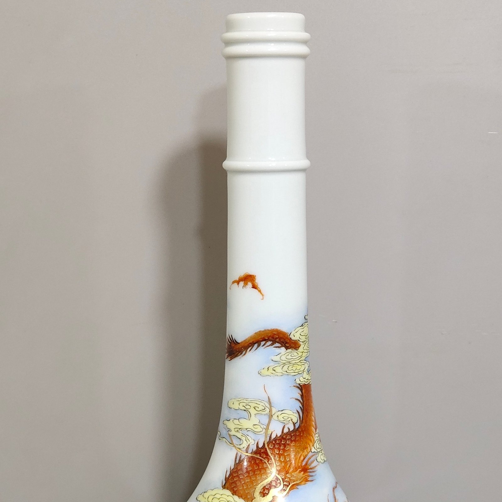 Qing Dynasty Yongzheng The finishing touch long-necked bottle