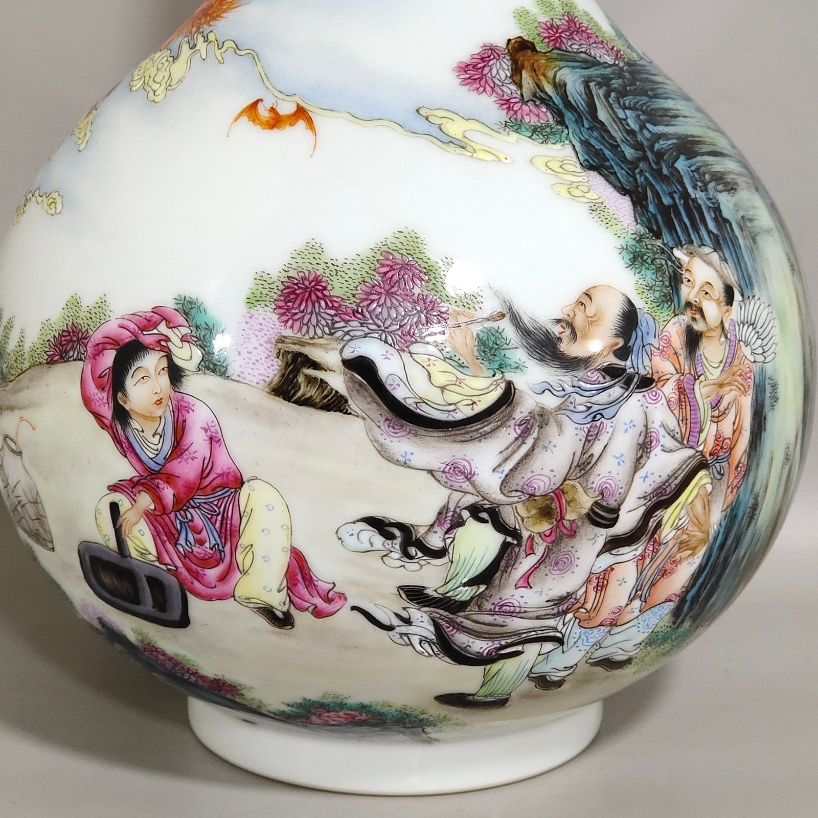 Qing Dynasty Yongzheng The finishing touch long-necked bottle