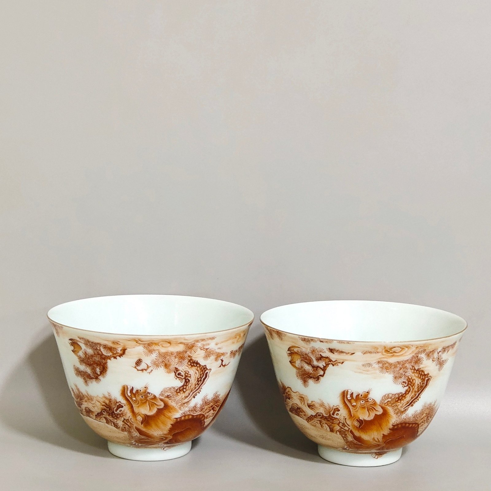 Qing Dynasty Yongzheng alum red auspicious animal cup