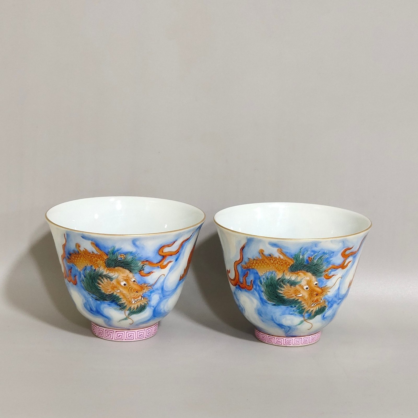 Qing Dynasty Yongzheng auspicious cloud and dragon cup