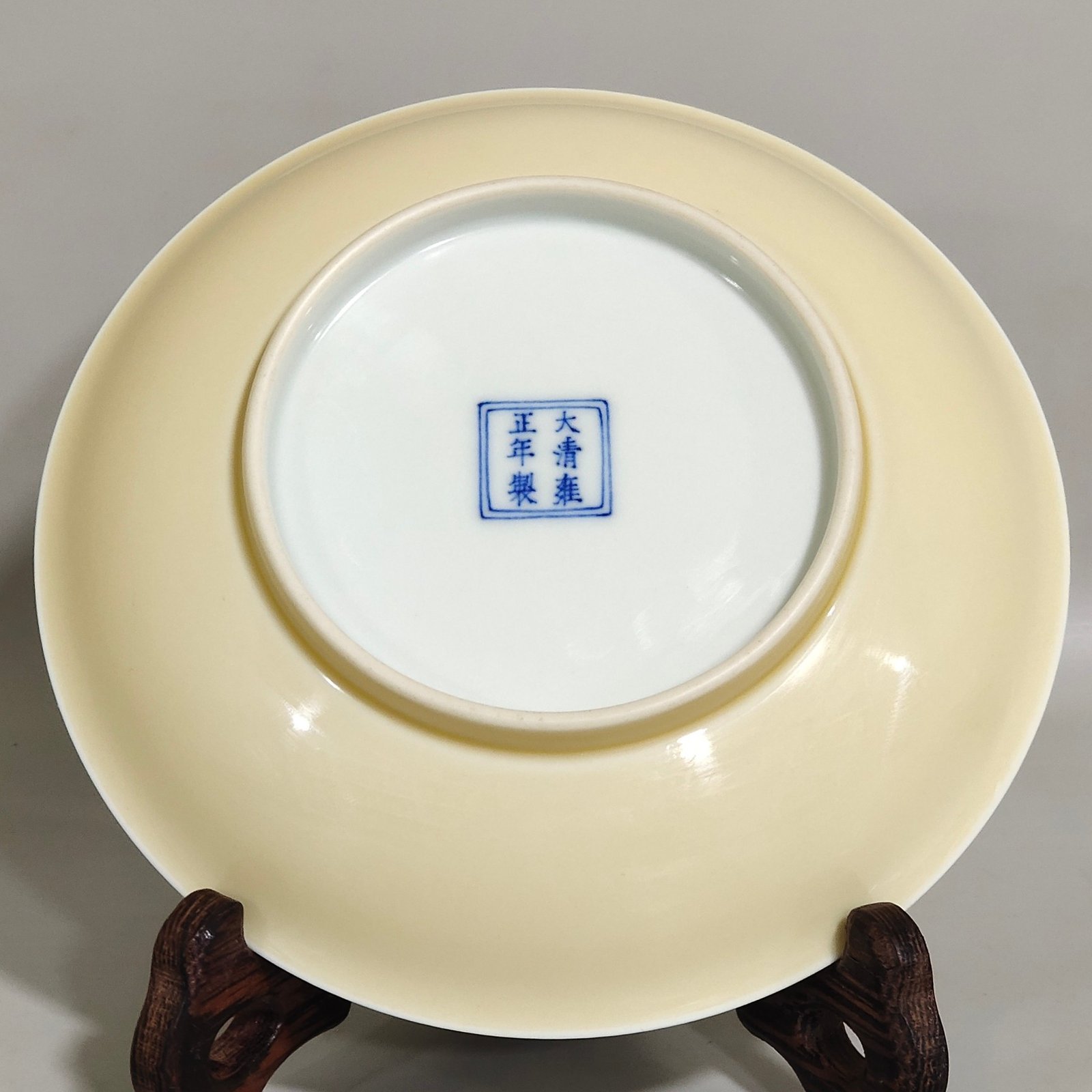 Qing Dynasty Yongzheng beige glazed plate