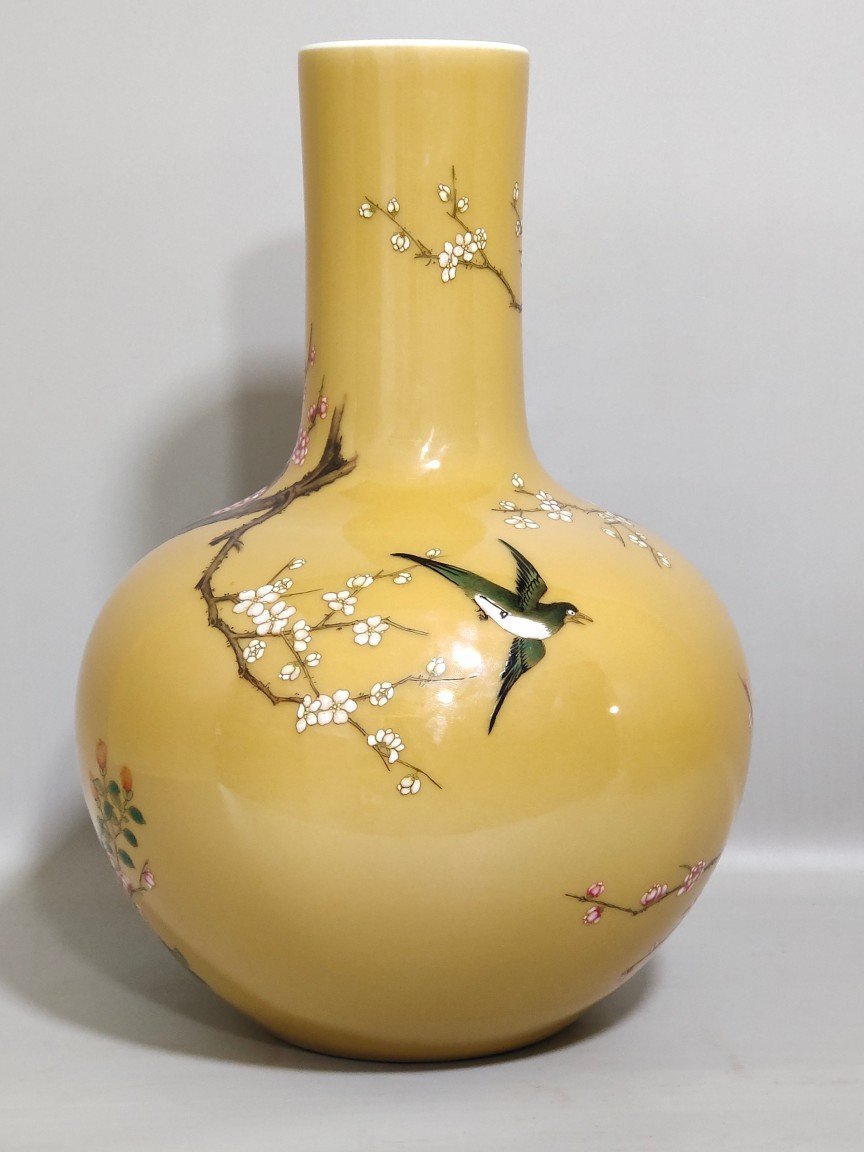 Qing Dynasty Yongzheng beige glazed flower and bird celestial sphere vase