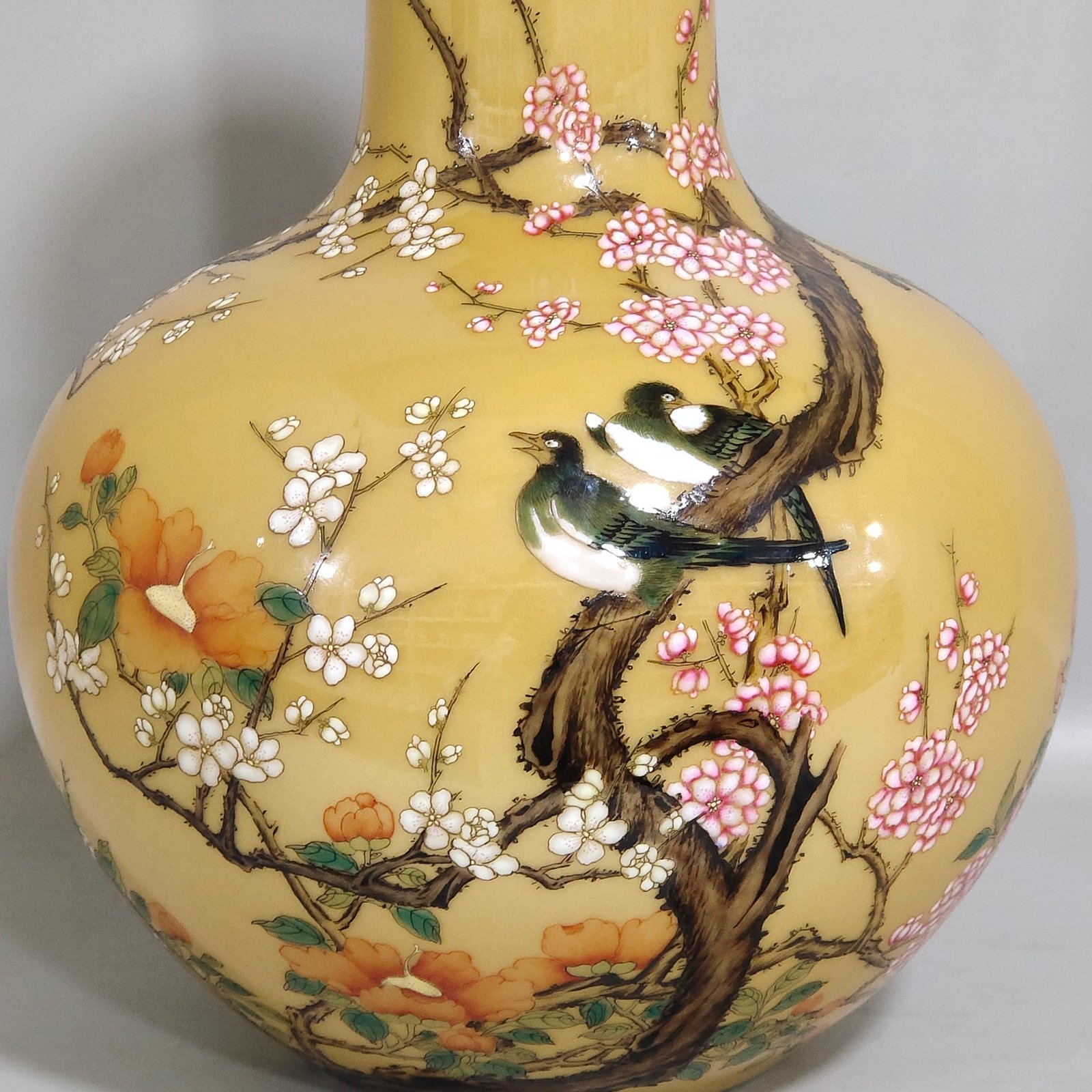 Qing Dynasty Yongzheng beige glazed flower and bird celestial sphere vase