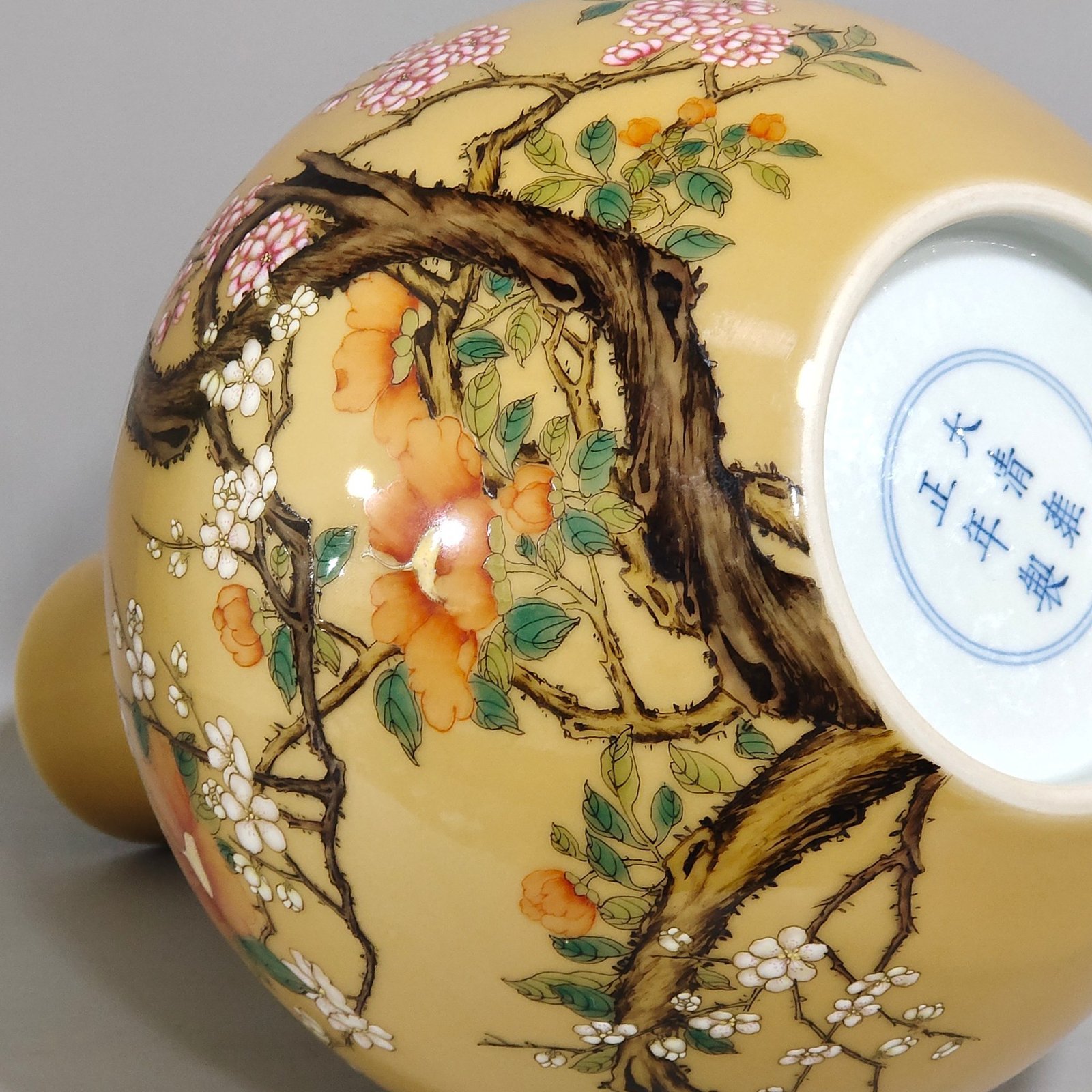 Qing Dynasty Yongzheng beige glazed flower and bird celestial sphere vase