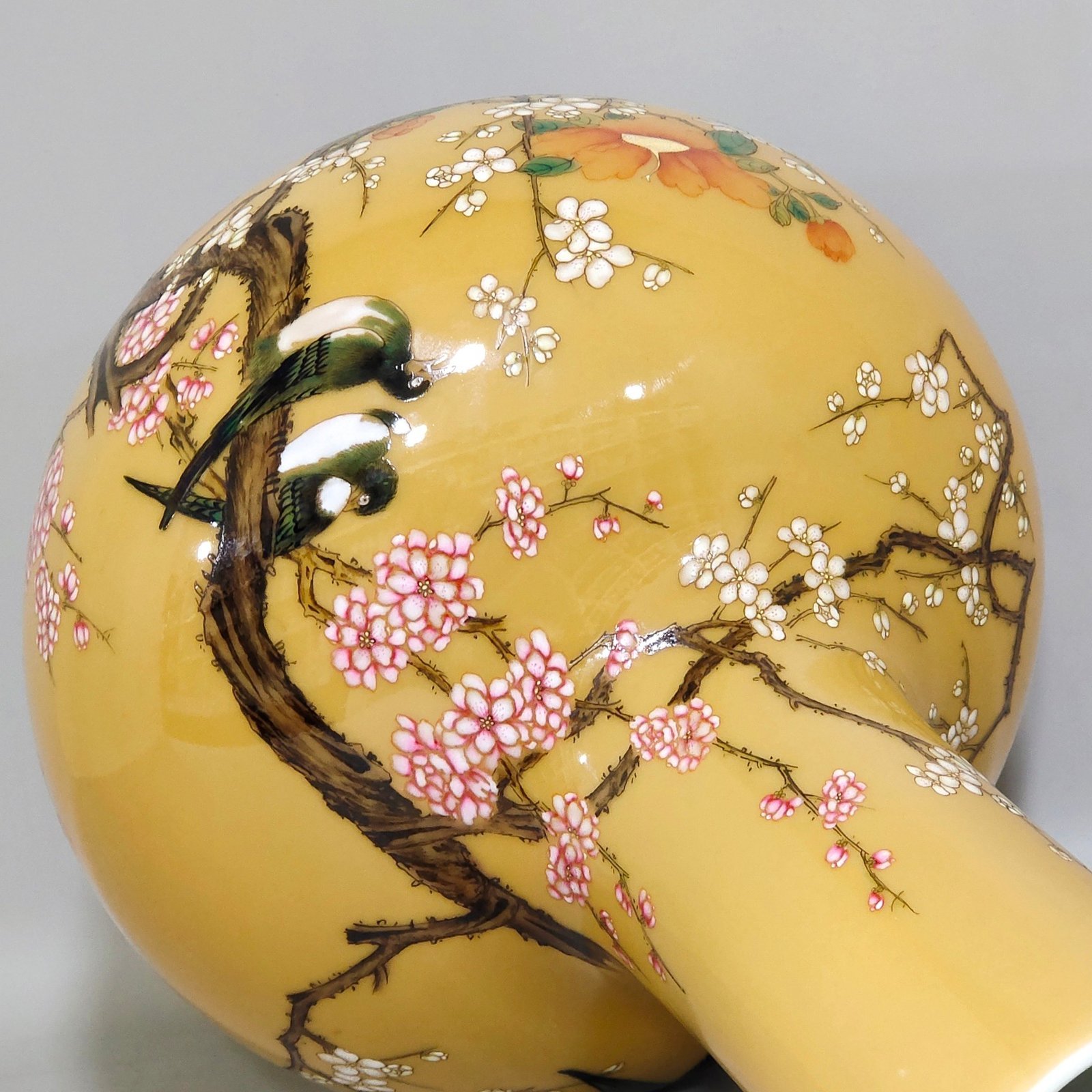 Qing Dynasty Yongzheng beige glazed flower and bird celestial sphere vase