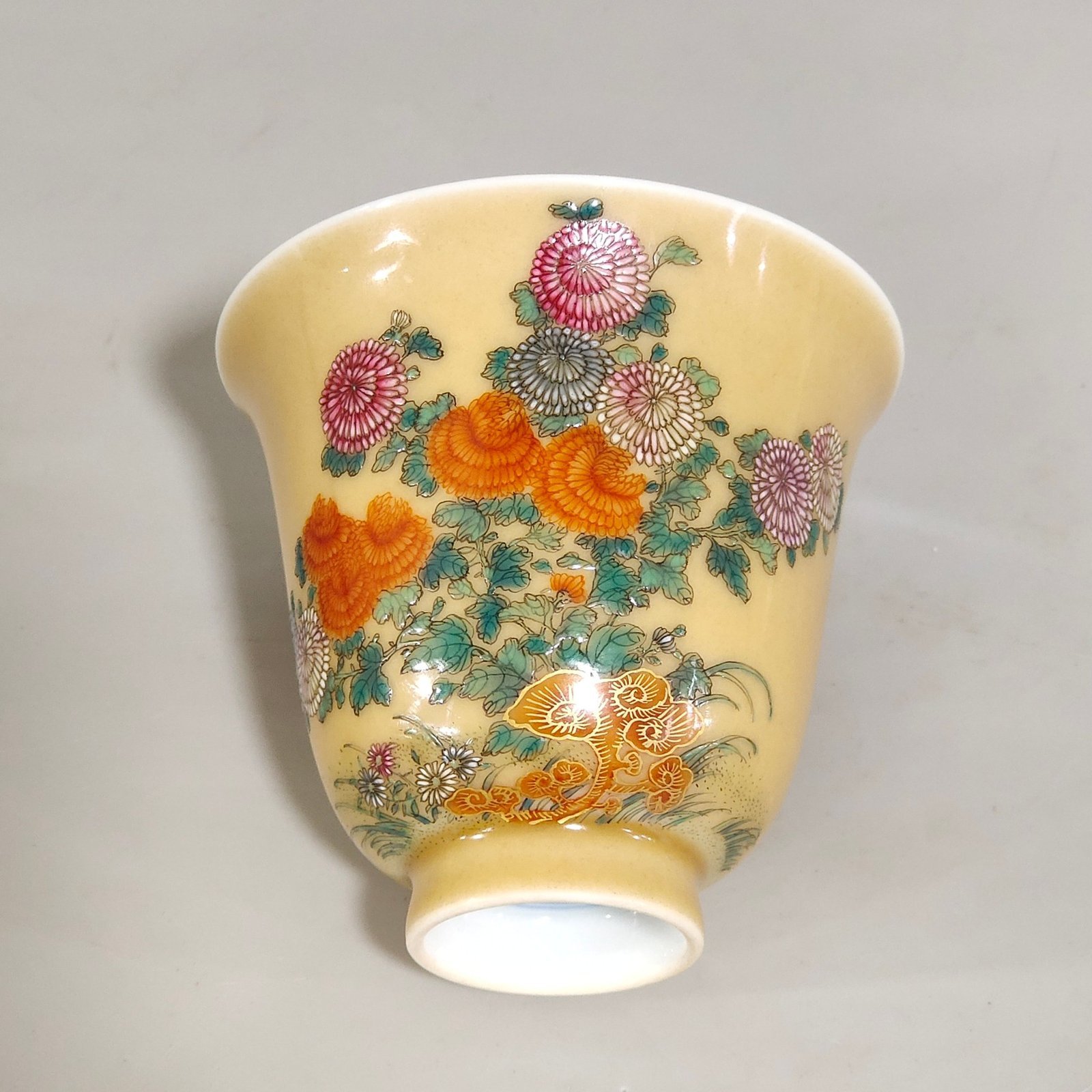 Qing Dynasty Yongzheng beige glazed chrysanthemum Ganoderma lucidum poem bell cup