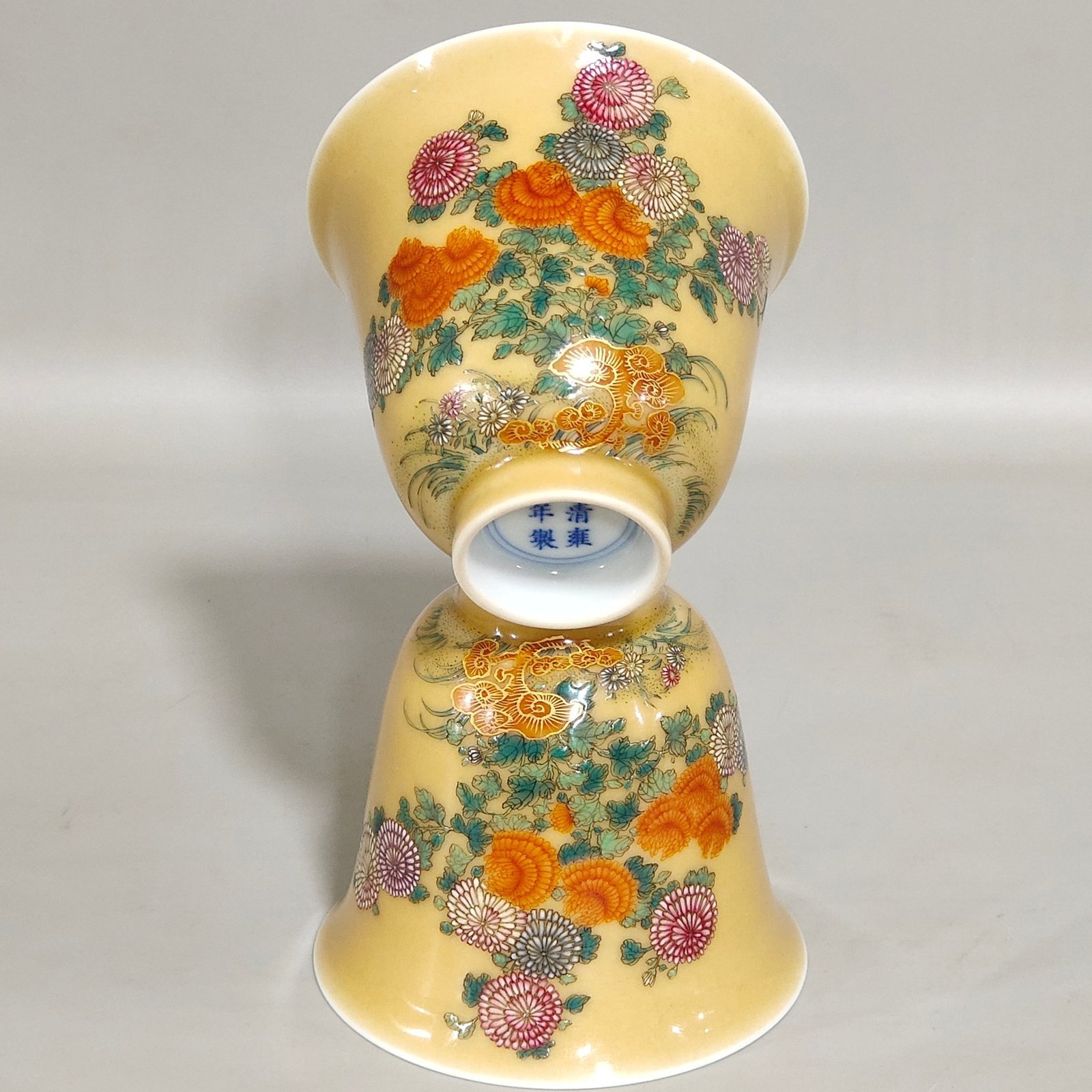 Qing Dynasty Yongzheng beige glazed chrysanthemum Ganoderma lucidum poem bell cup
