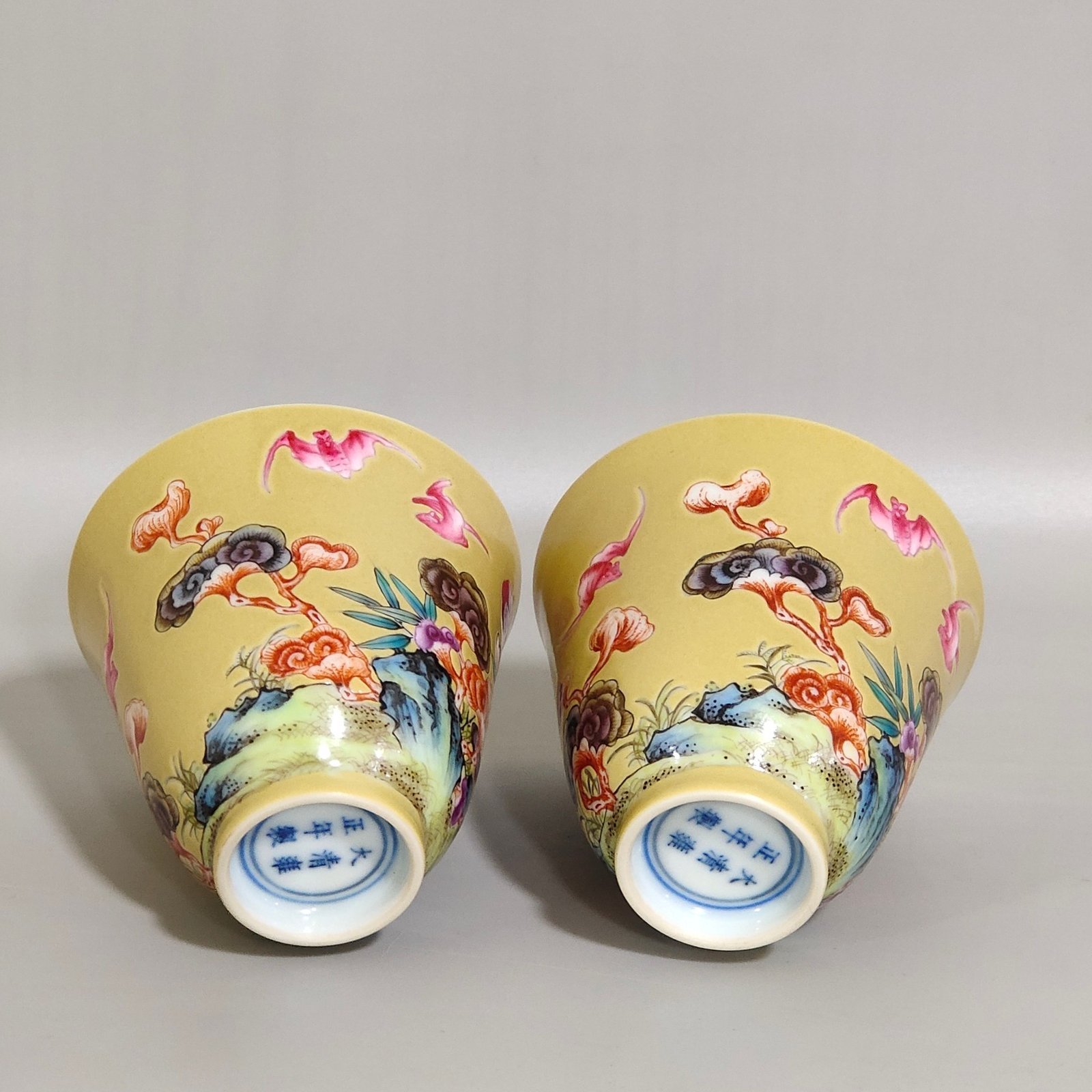 Qing Dynasty Yongzheng beige glazed bat cup with bamboo and stone patterns