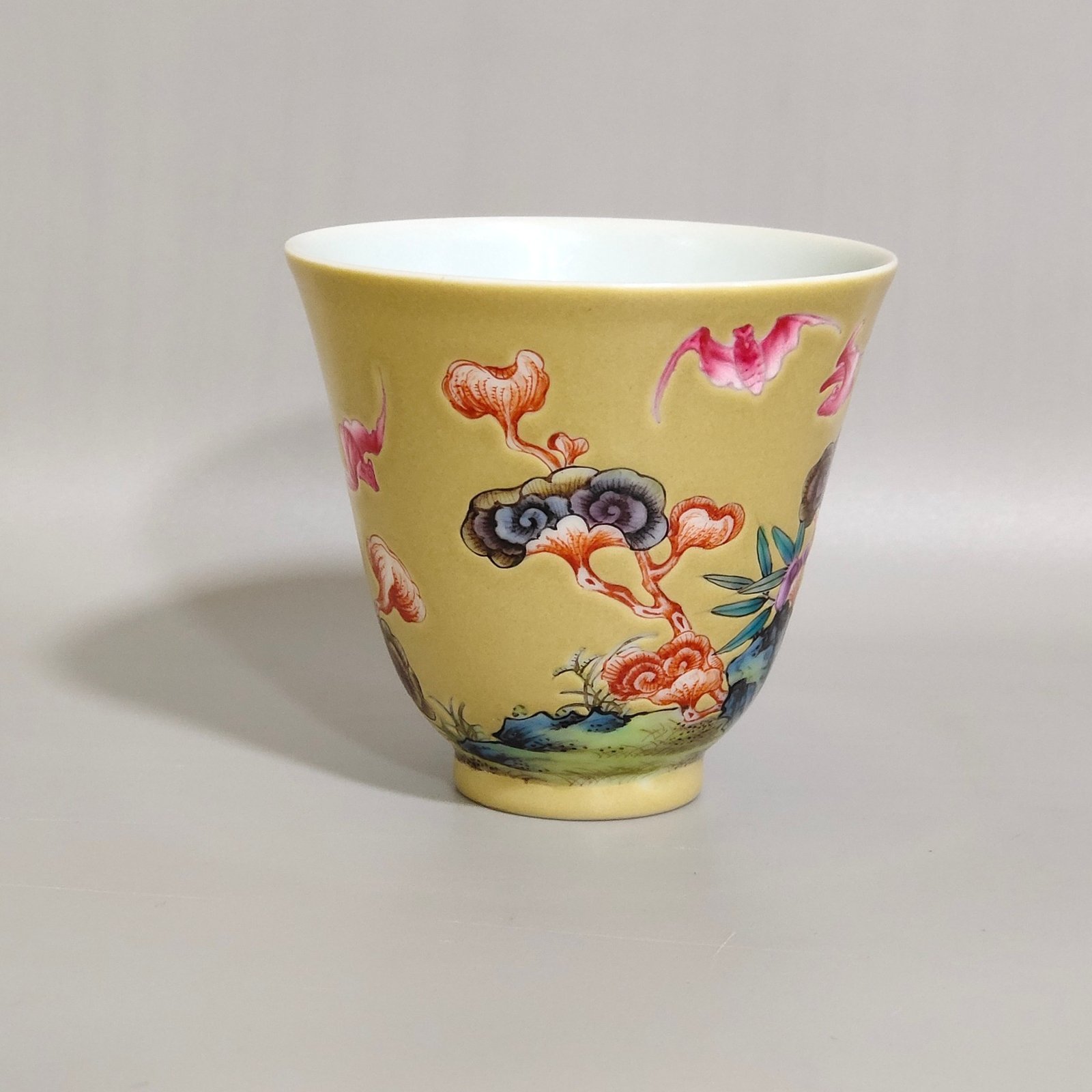 Qing Dynasty Yongzheng beige glazed bat cup with bamboo and stone patterns