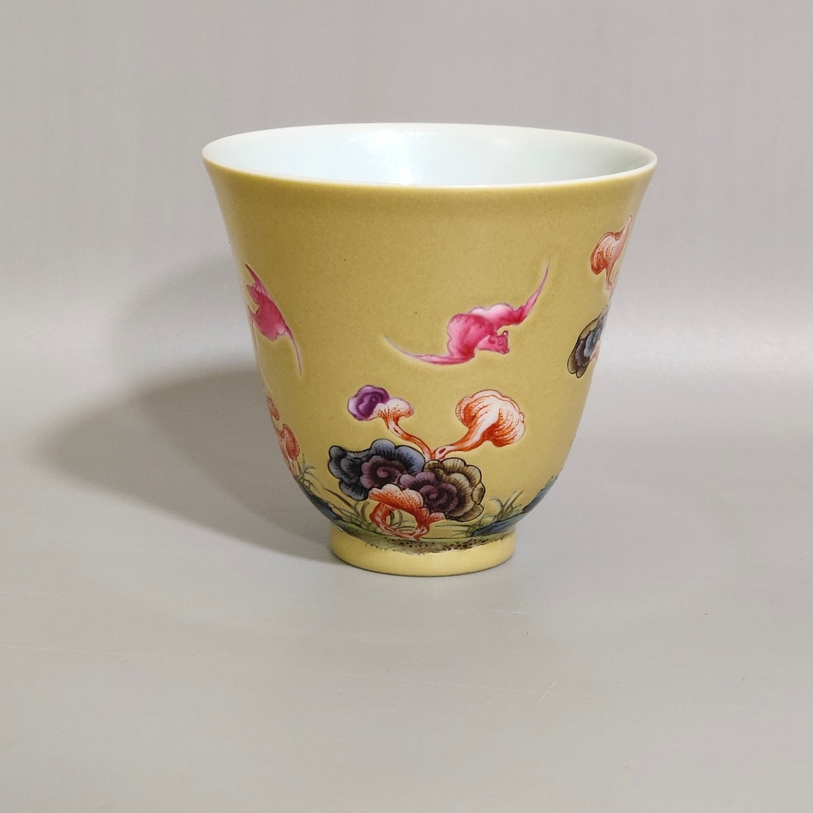 Qing Dynasty Yongzheng beige glazed bat cup with bamboo and stone patterns