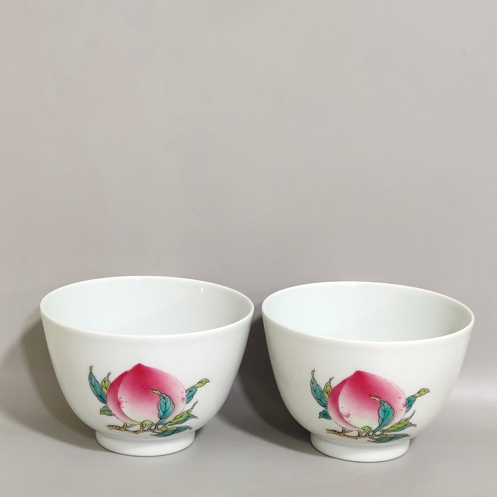 Qing Dynasty Yongzheng pastel three-dot pattern cup