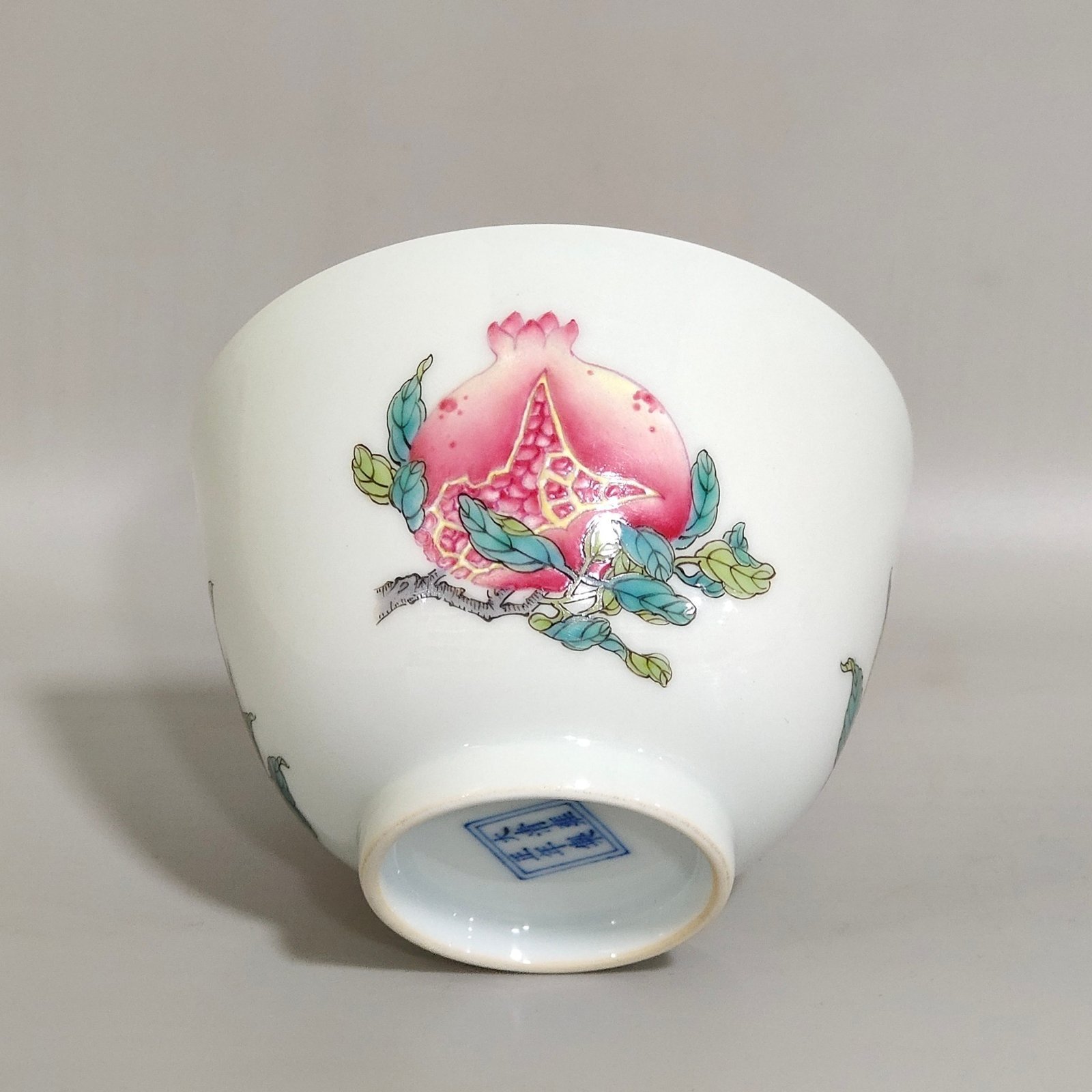Qing Dynasty Yongzheng pastel three-dot pattern cup