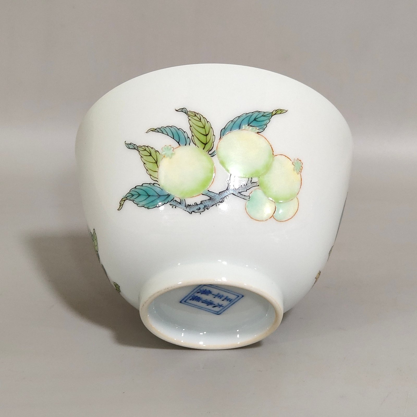 Qing Dynasty Yongzheng pastel three-dot pattern cup