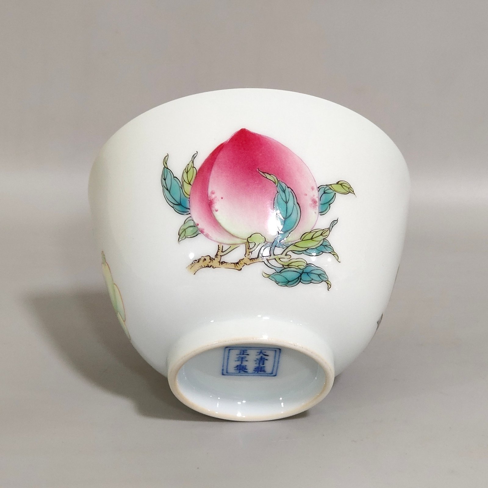 Qing Dynasty Yongzheng pastel three-dot pattern cup