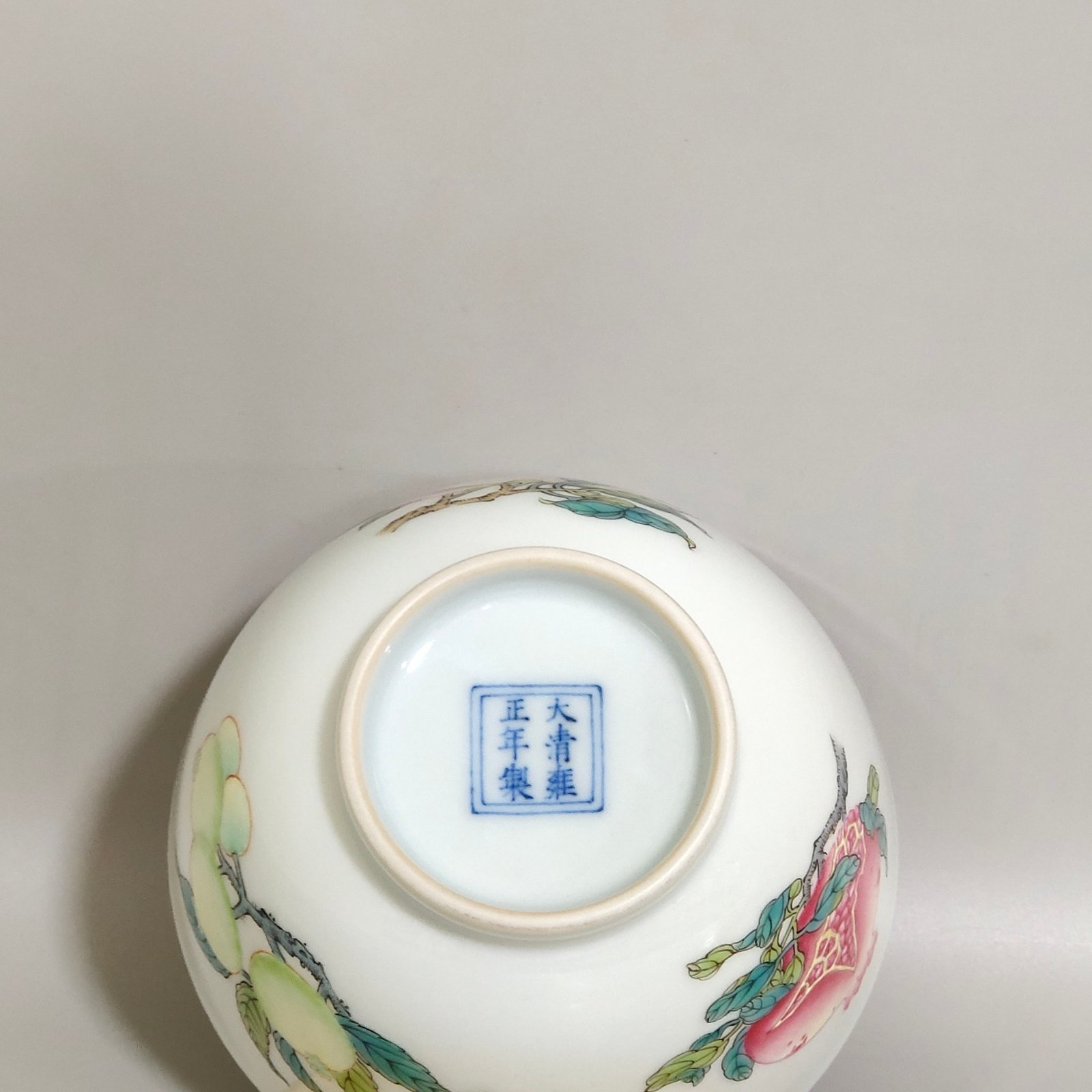 Qing Dynasty Yongzheng pastel three-dot pattern cup