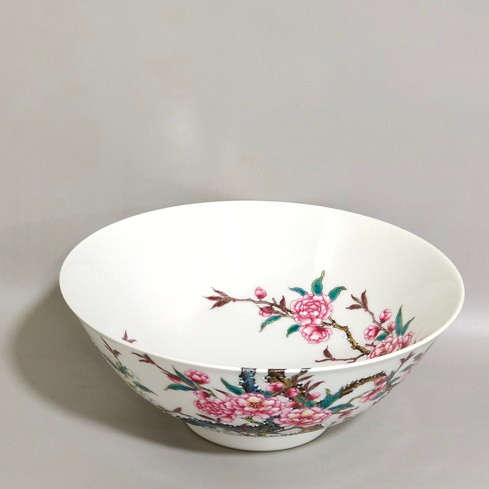 Qing Dynasty Yongzheng famille rose and enamel bowl with peach pattern on branche