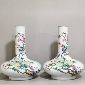 Qing Dynasty Yongzheng hydrangea spring swallow flat belly vase
