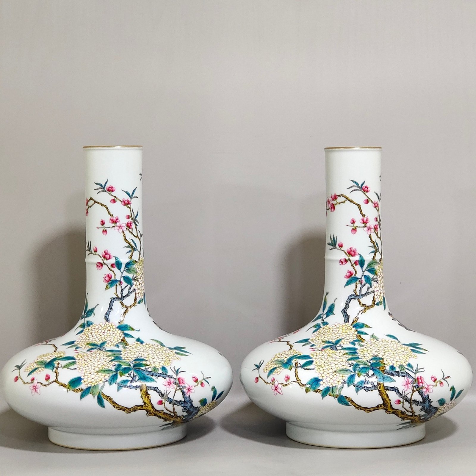 Qing Dynasty Yongzheng hydrangea spring swallow flat belly vase