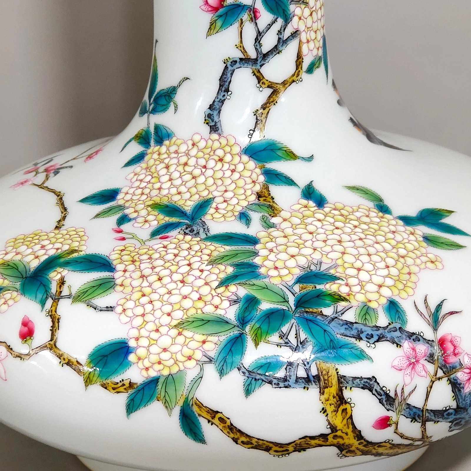 Qing Dynasty Yongzheng hydrangea spring swallow flat belly vase