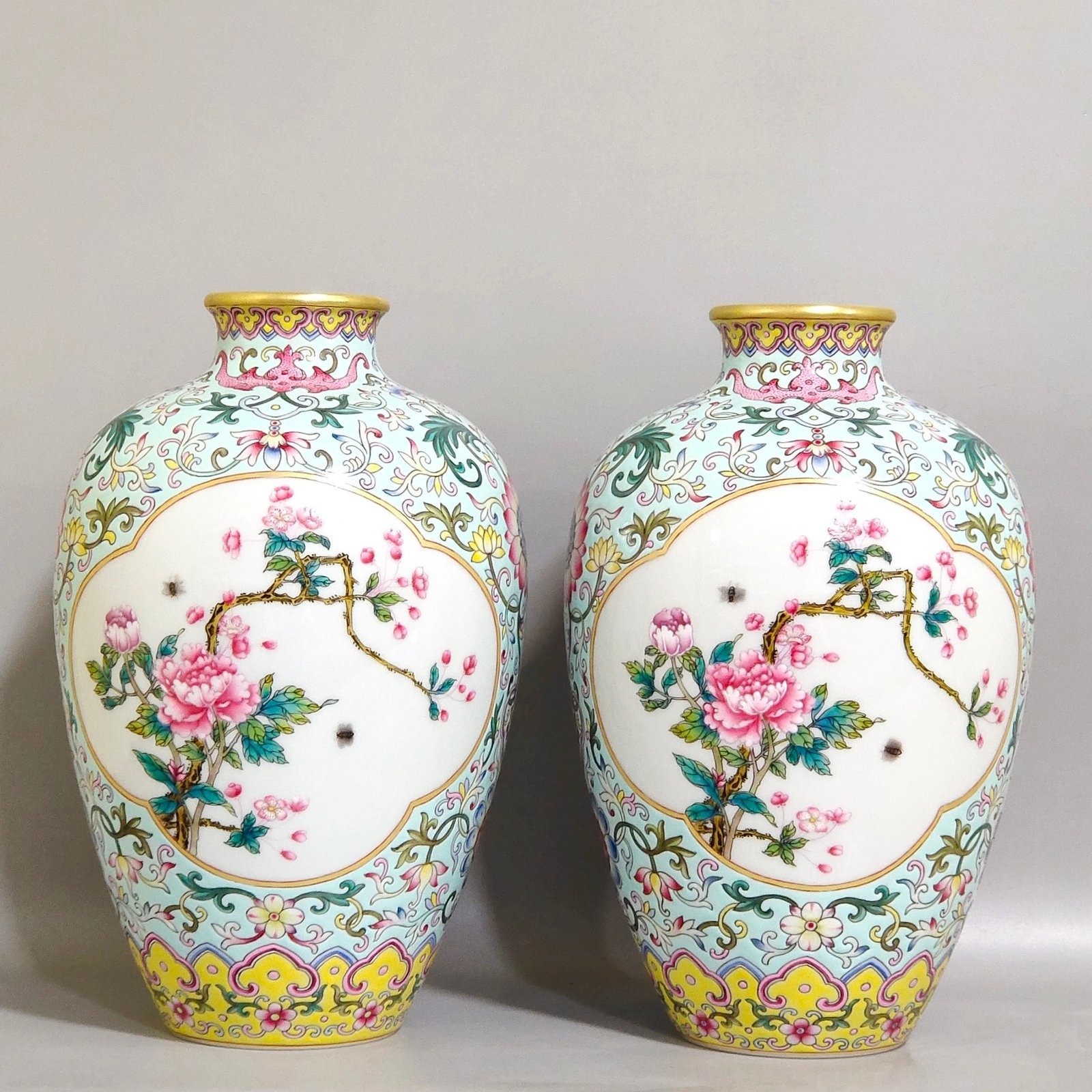 Qing Dynasty Yongzheng green space window flower plum vase
