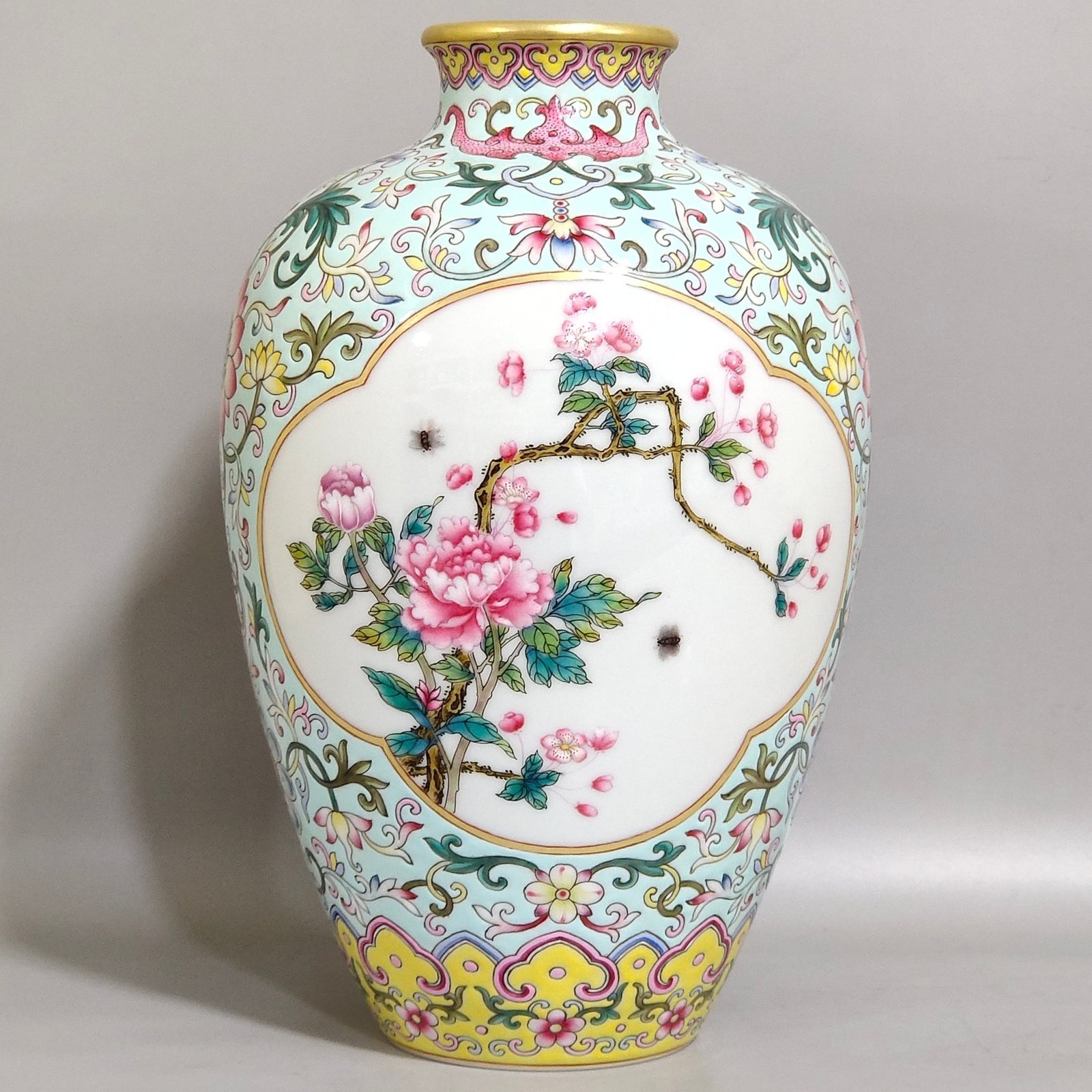 Qing Dynasty Yongzheng green space window flower plum vase