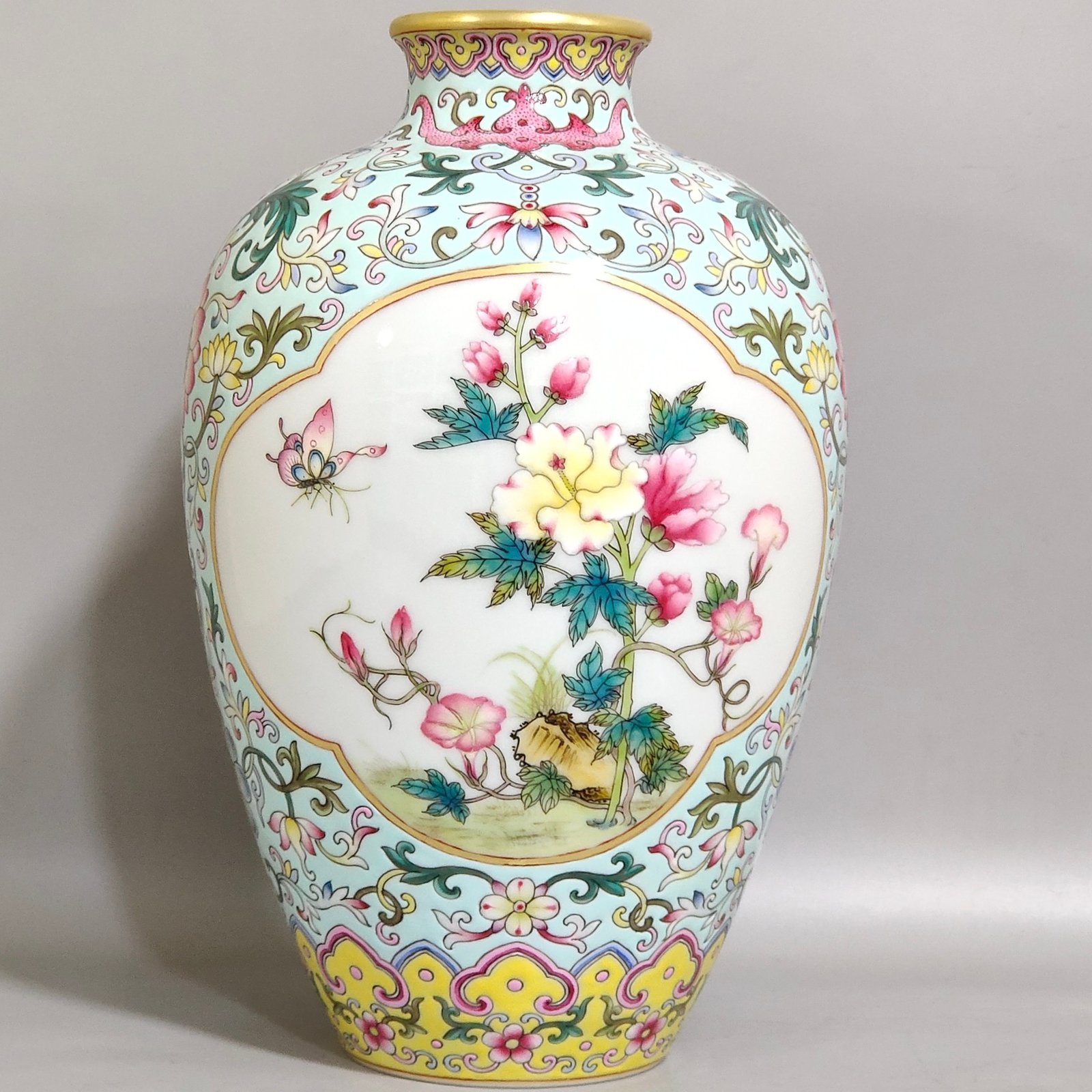 Qing Dynasty Yongzheng green space window flower plum vase