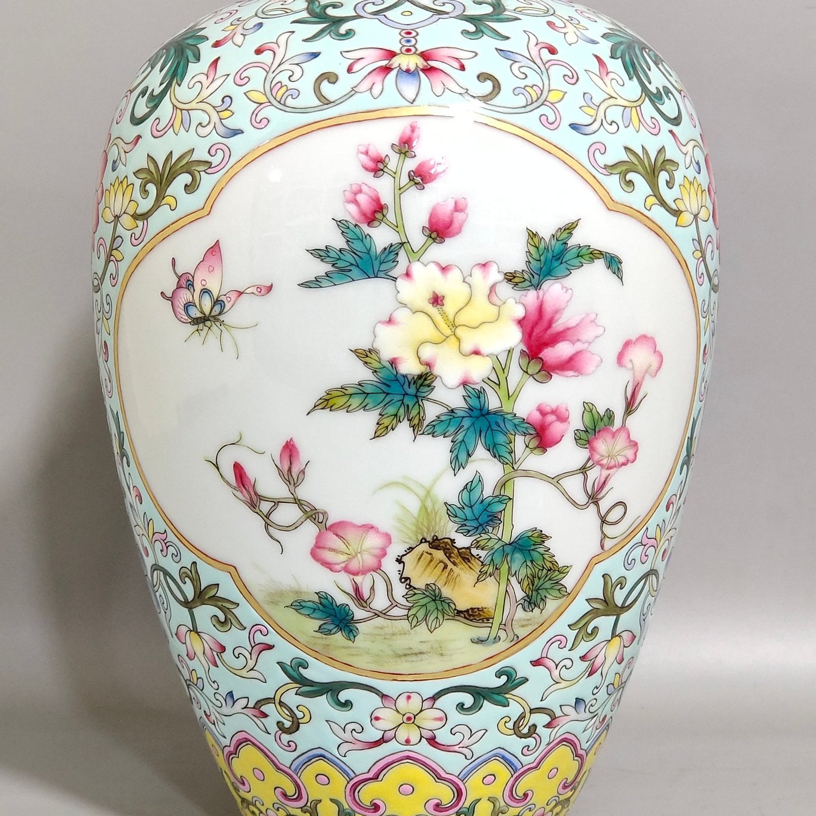 Qing Dynasty Yongzheng green space window flower plum vase