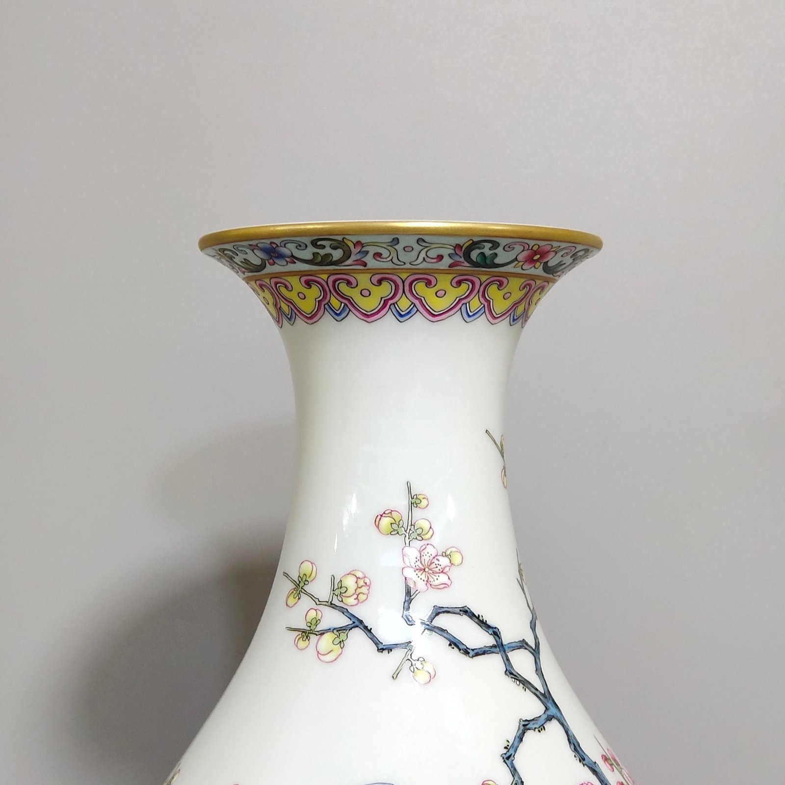 Qing Dynasty Yongzheng Greenland Flower and Bird Olive Vase