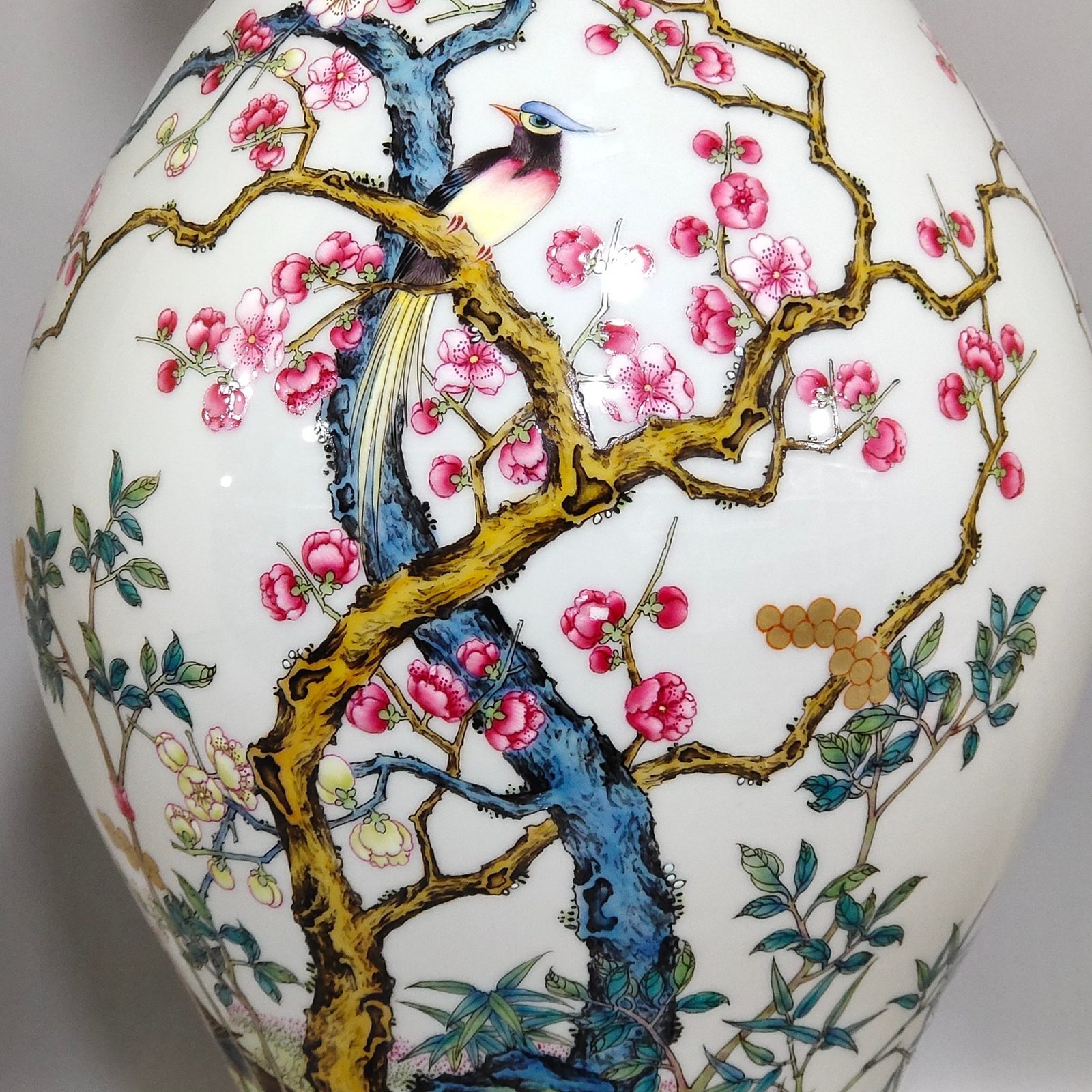 Qing Dynasty Yongzheng Greenland Flower and Bird Olive Vase