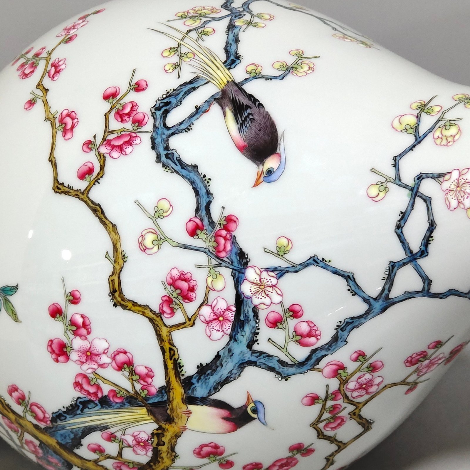 Qing Dynasty Yongzheng Greenland Flower and Bird Olive Vase