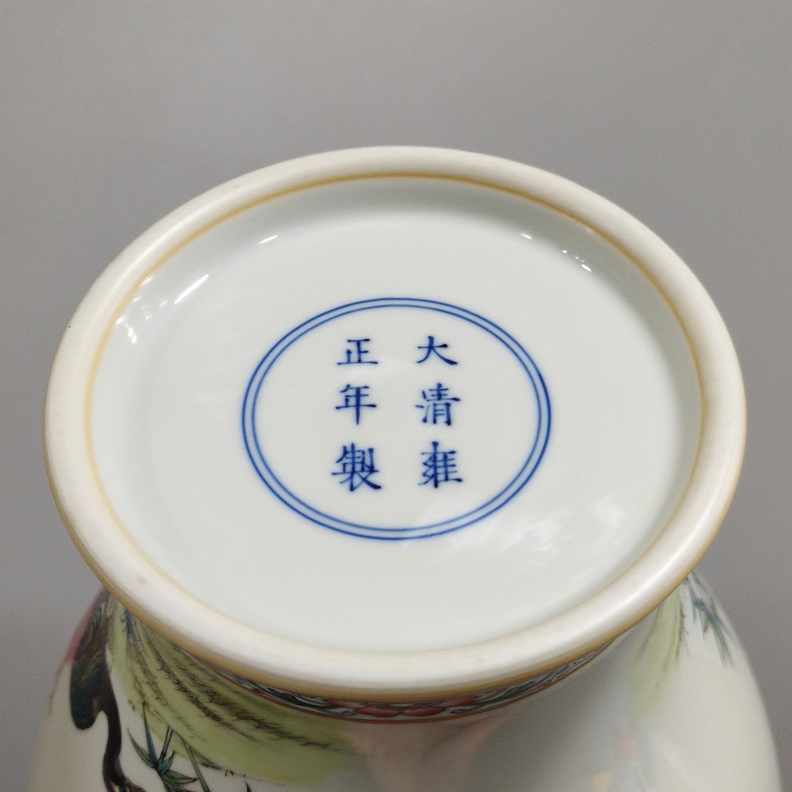 Qing Dynasty Yongzheng Greenland Flower and Bird Olive Vase