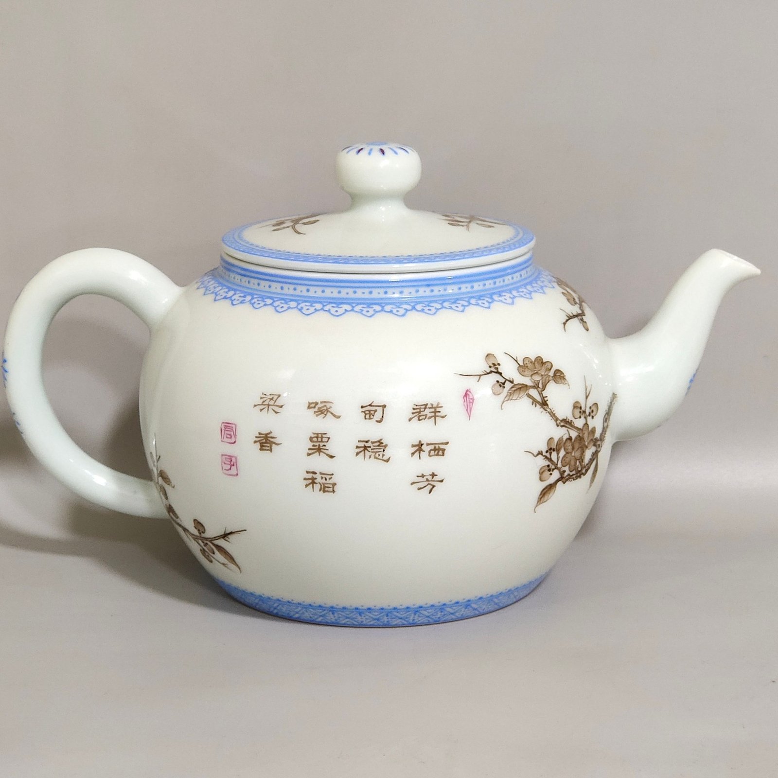 Qing Dynasty Yongzheng green edge ink color teapot