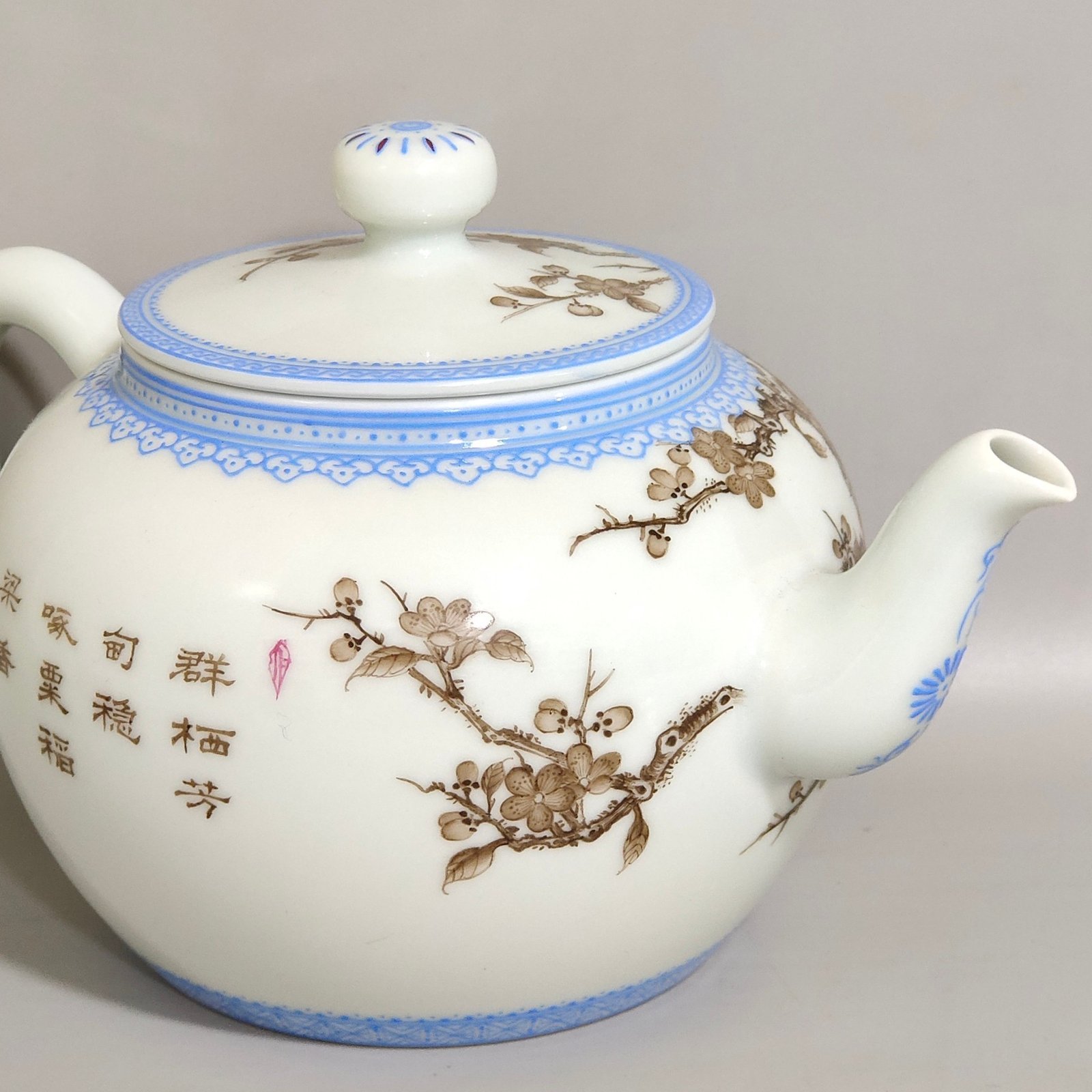 Qing Dynasty Yongzheng green edge ink color teapot