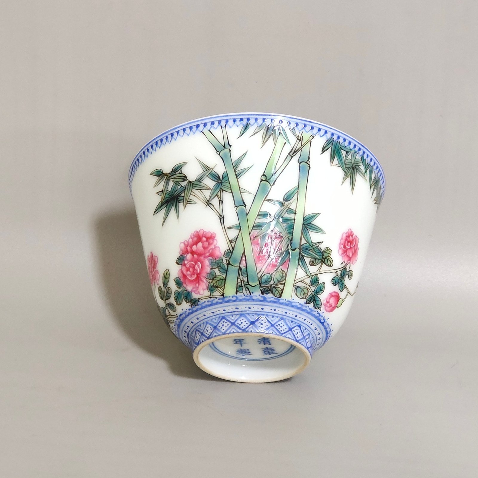 Qing Dynasty Yongzheng green bamboo border and rose flower poem cup