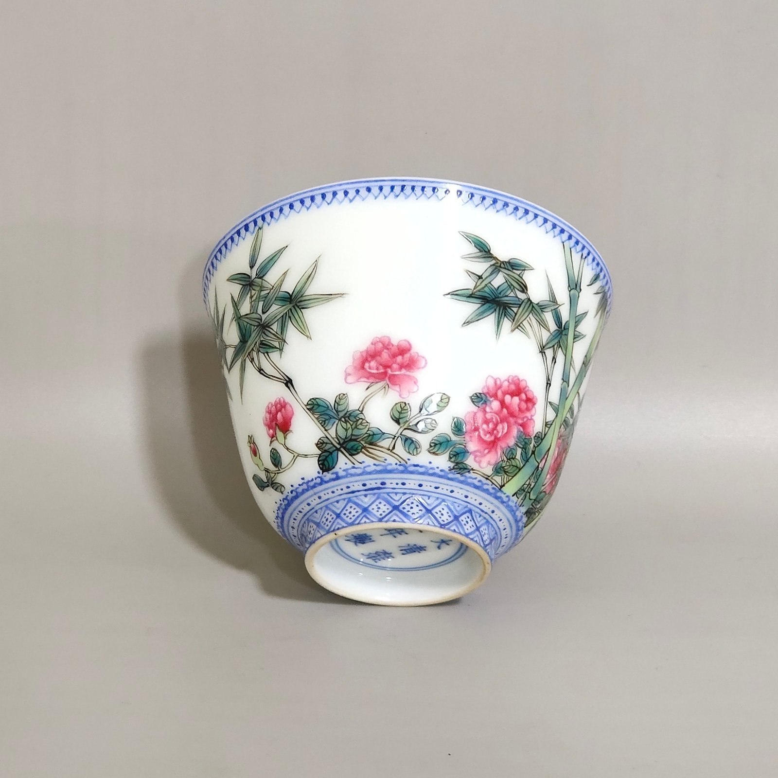 Qing Dynasty Yongzheng green bamboo border and rose flower poem cup