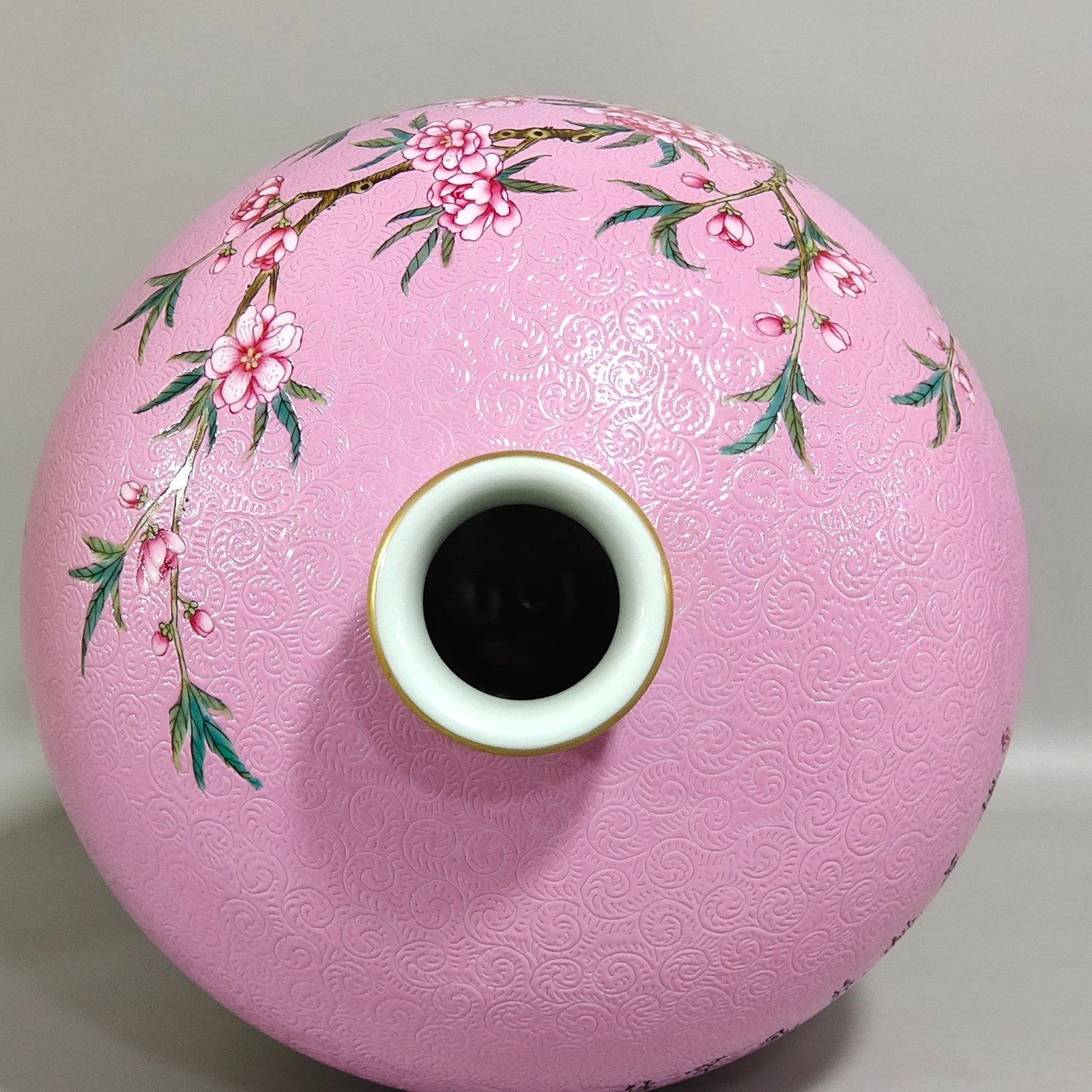 Qing Dynasty Yongzheng rouge-pinned plum vase with poems about flowers and birds