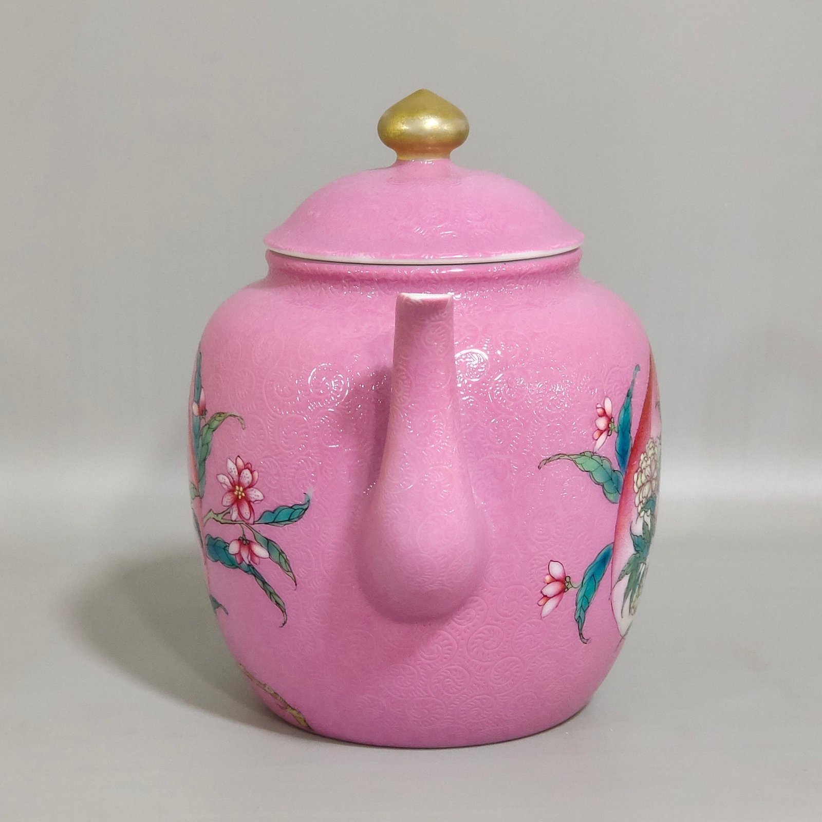 Qing Dynasty Yongzheng rouge powder grilled longevity peach flower teapot