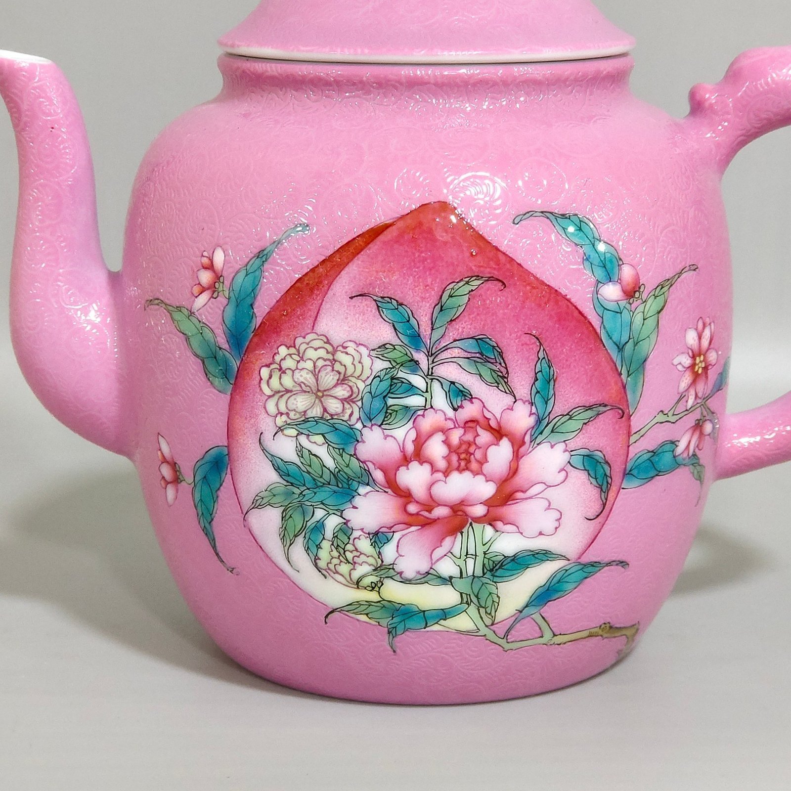Qing Dynasty Yongzheng rouge powder grilled longevity peach flower teapot