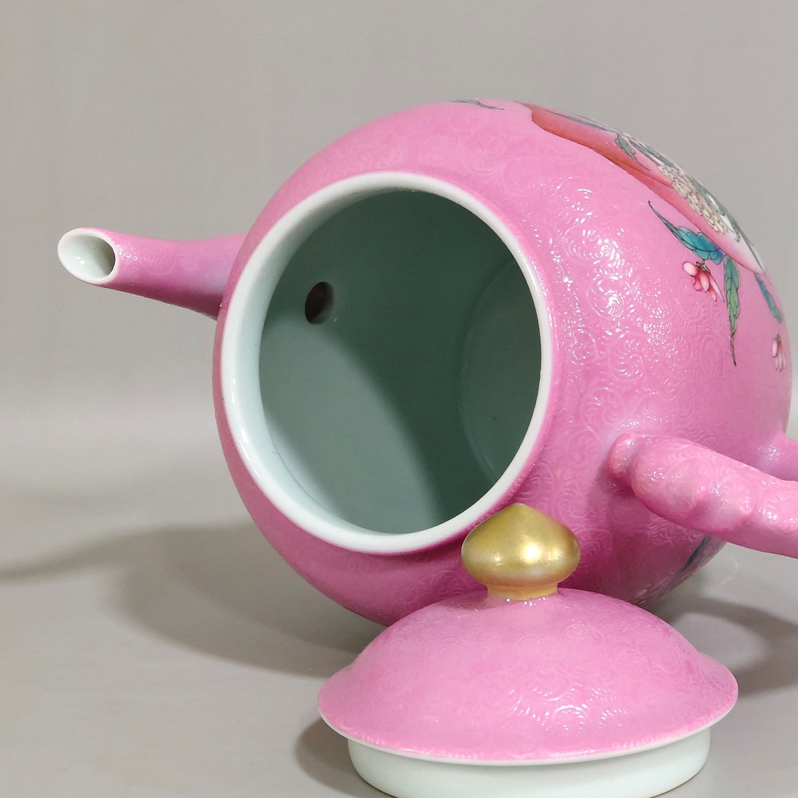 Qing Dynasty Yongzheng rouge powder grilled longevity peach flower teapot