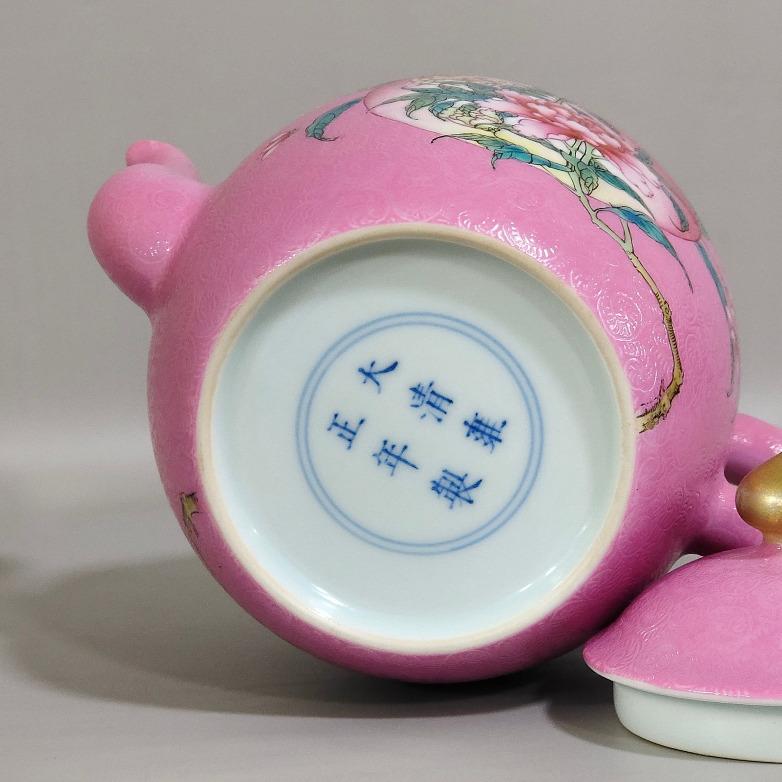 Qing Dynasty Yongzheng rouge powder grilled longevity peach flower teapot